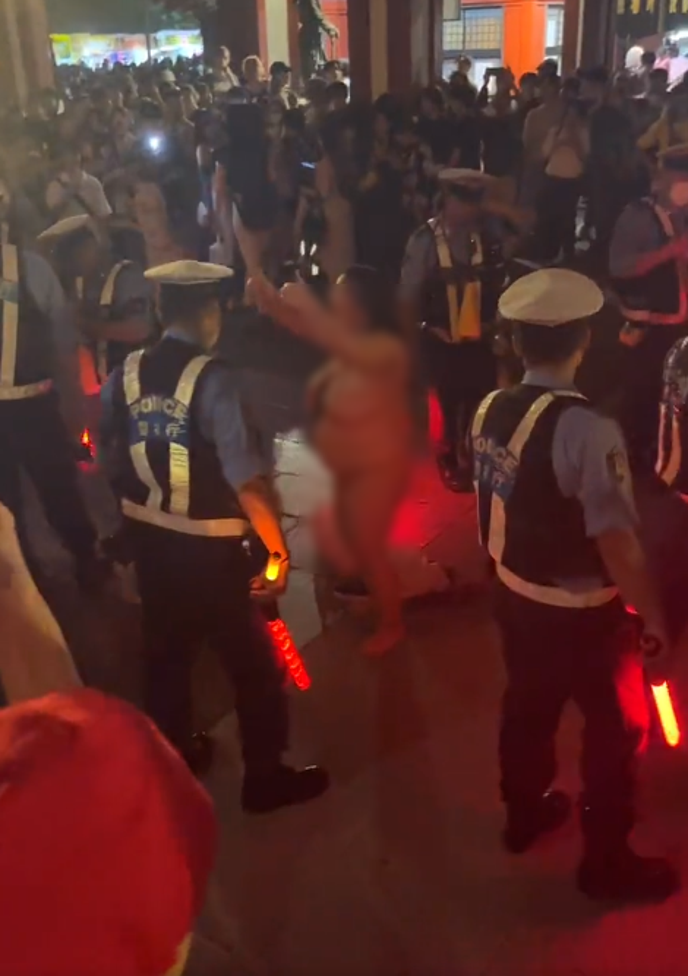 現場有6-7名警方包圍裸女,但她都不為所動。(翻自推特)