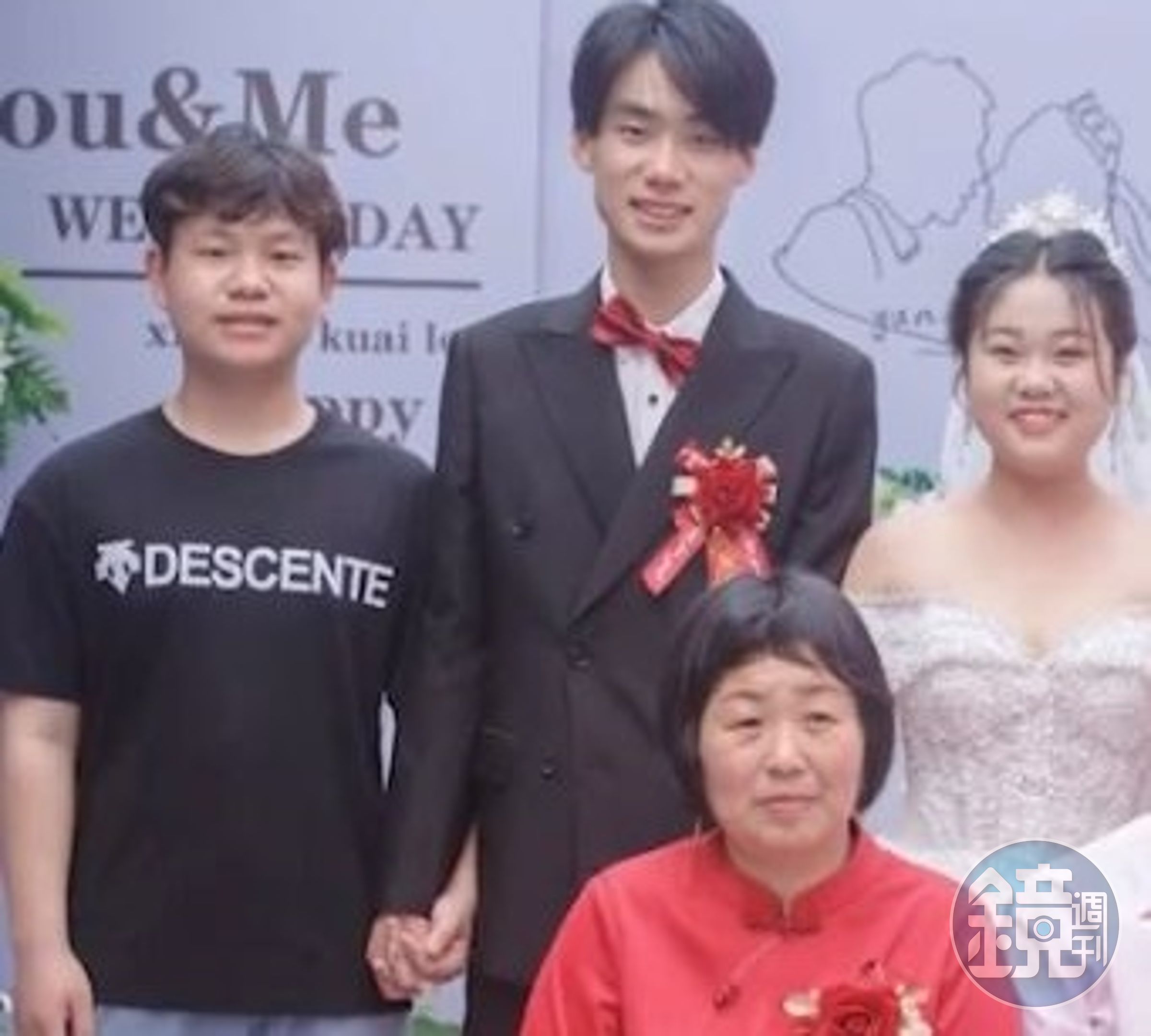 一名新娘近日剛新婚完，事後翻看結婚現場照片時，居然意外發現自己老公與「第三人」十指緊扣。（翻攝自微博）