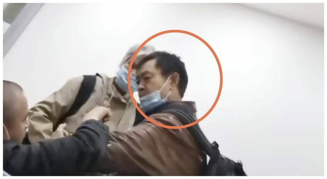 「閃電五連鞭」太極大師常被KO，這次終於贏啦！徒手制伏醉漢超霸氣。（翻自《搜狐》）