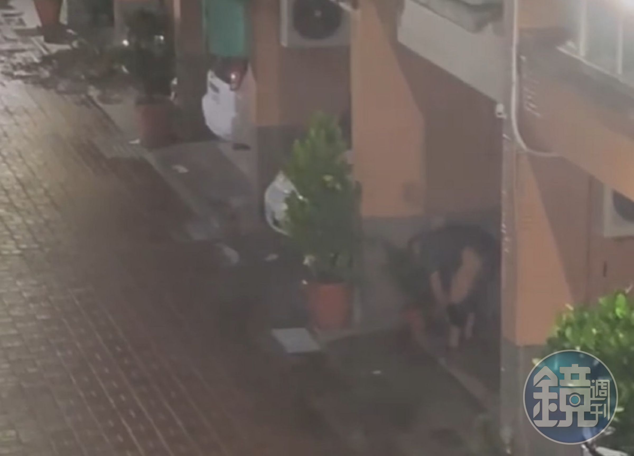 男子颱風夜闖社區車庫偷竊，還脫褲疑似要方便全被監視器錄下。（翻攝畫面）