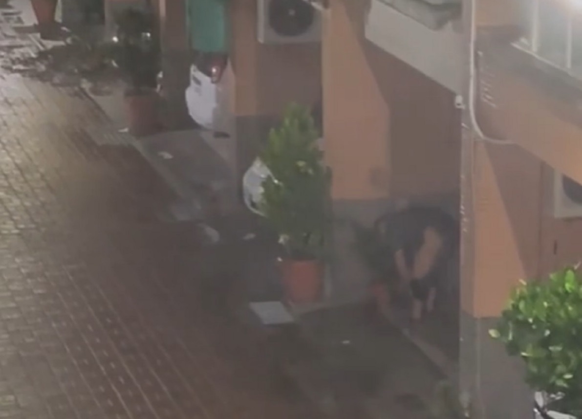 男子颱風夜闖社區車庫偷竊，還脫褲疑似要方便全被監視器錄下。（翻攝畫面）