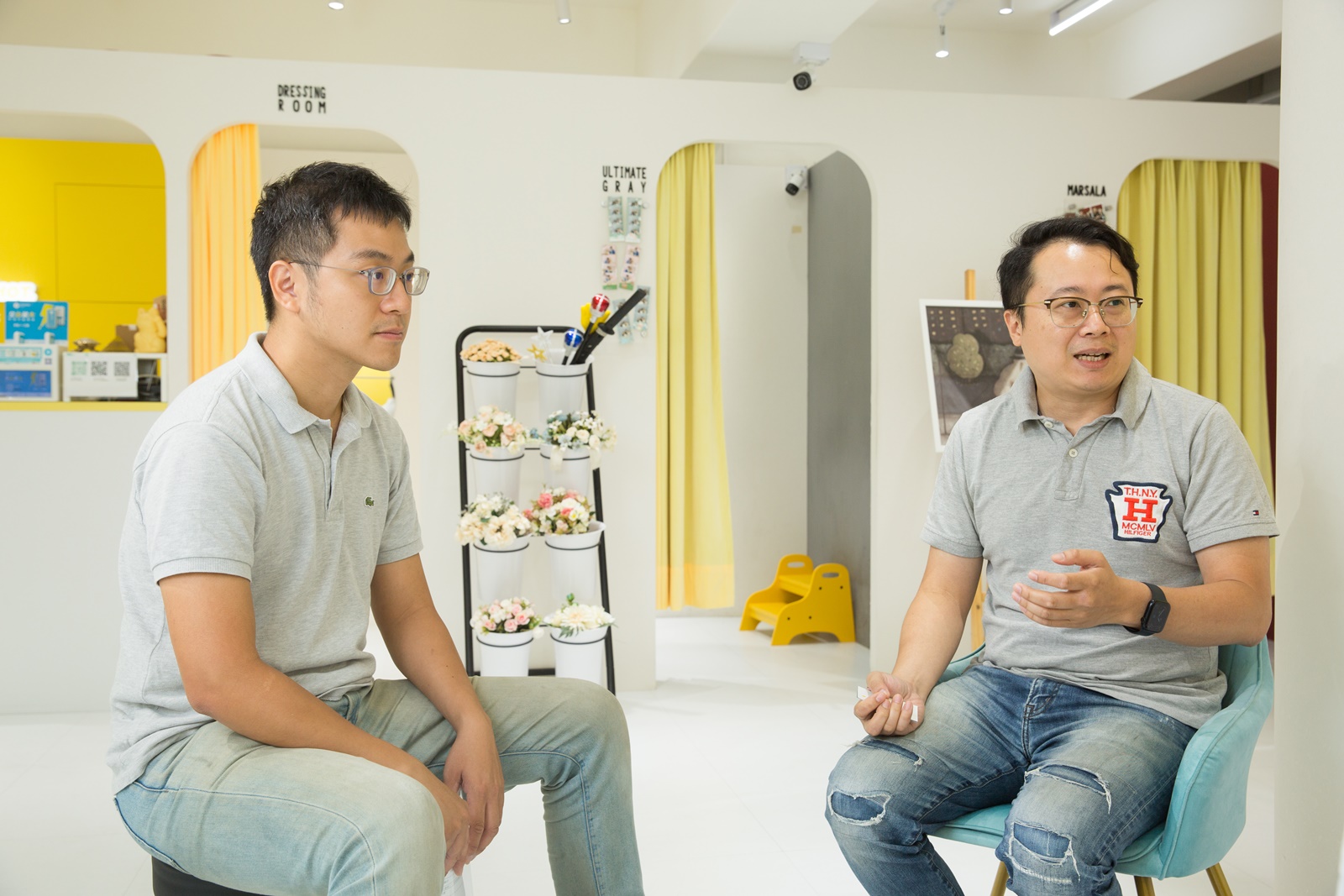 陳彥廷（右）與合夥人林伯彥（左）當初為了找店點，做足功課。