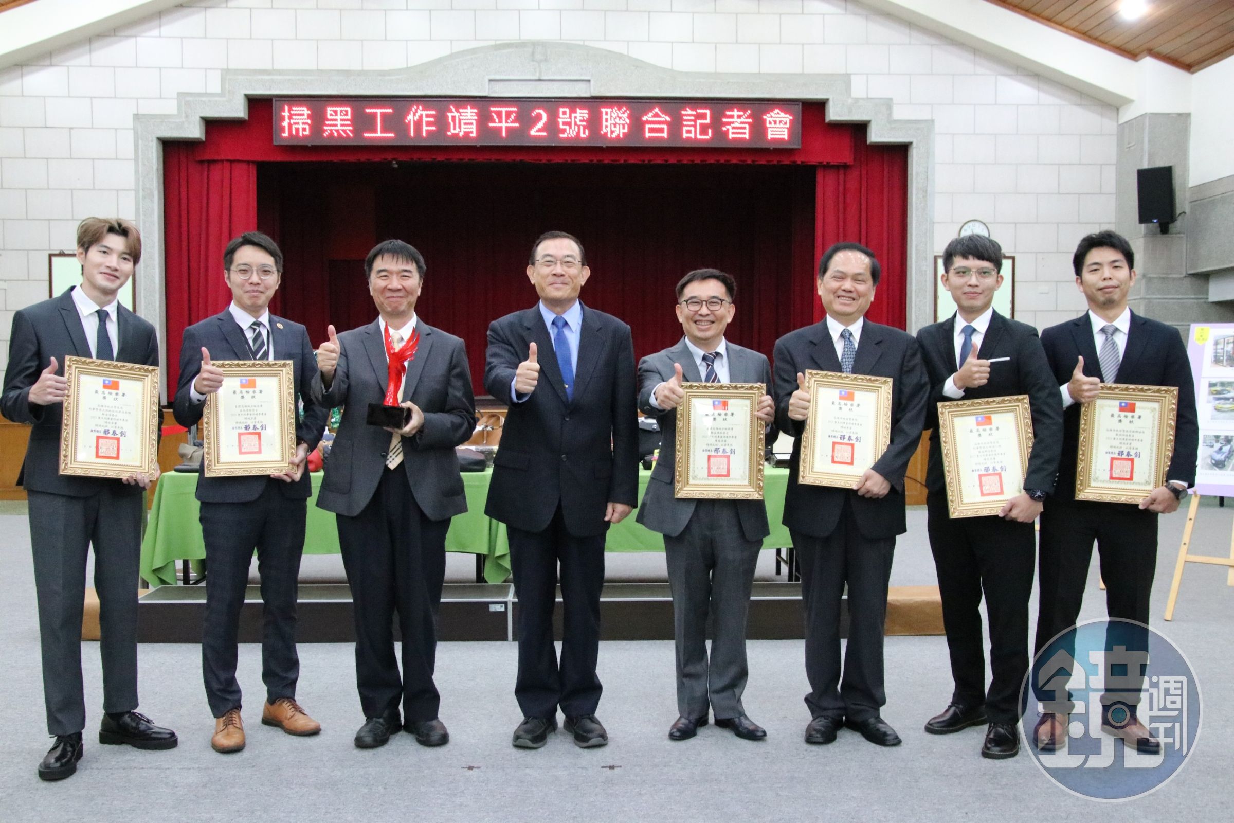 檢察總長肯定檢警剷除虛擬幣洗錢管道，致贈「火鳳」獎座及獎狀鼓勵。（最高檢提供）