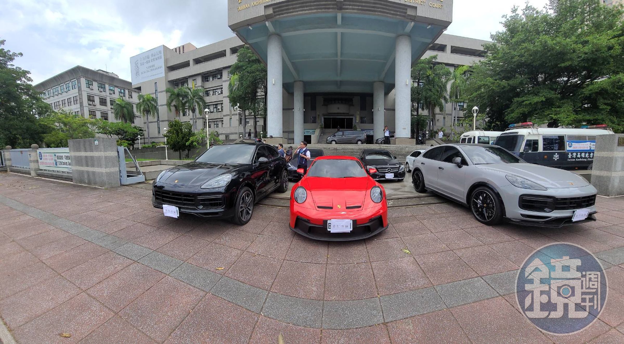 檢警查扣洗錢集團旗下名車。（最高檢提供）