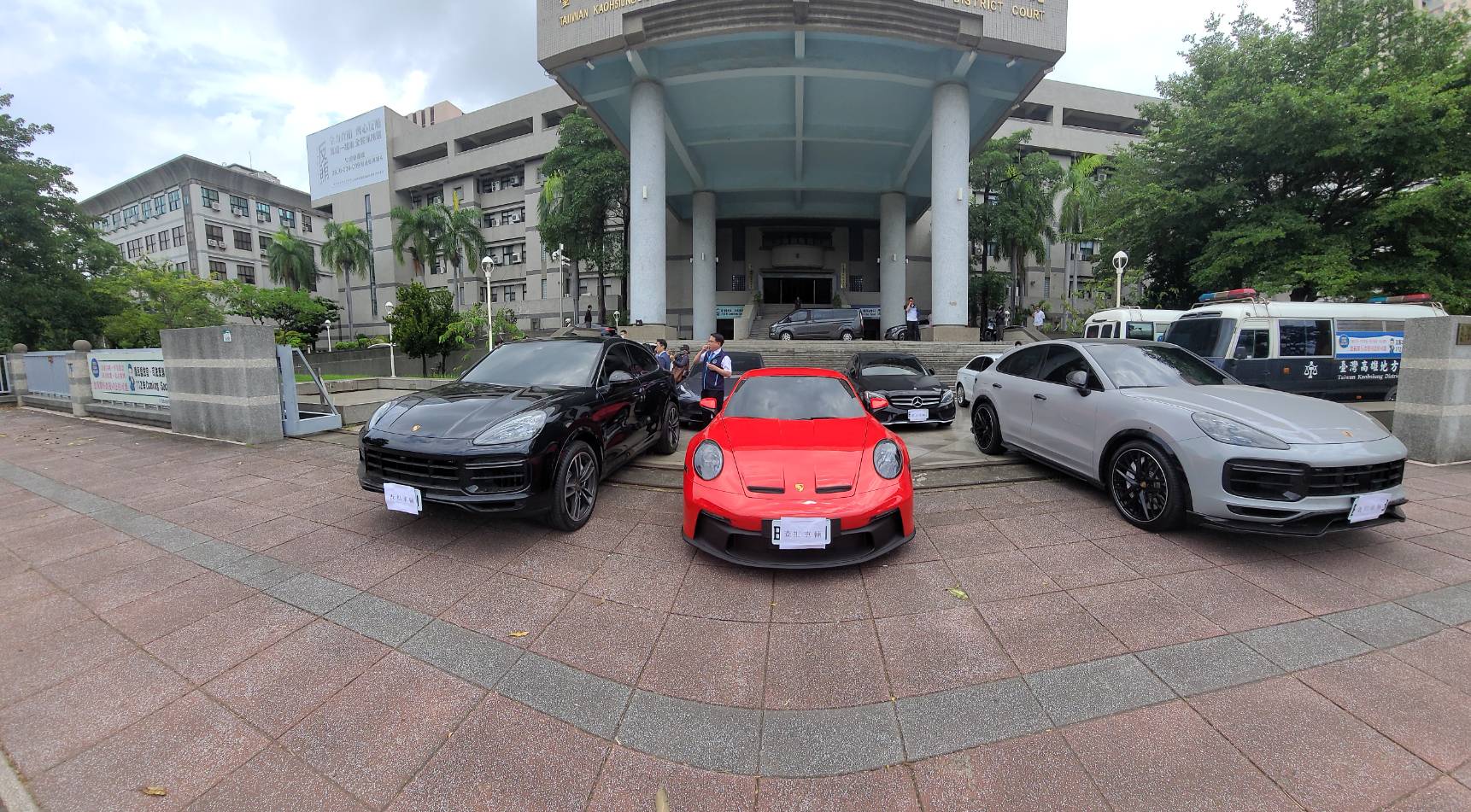 檢警查扣洗錢集團旗下名車。(最高檢提供)