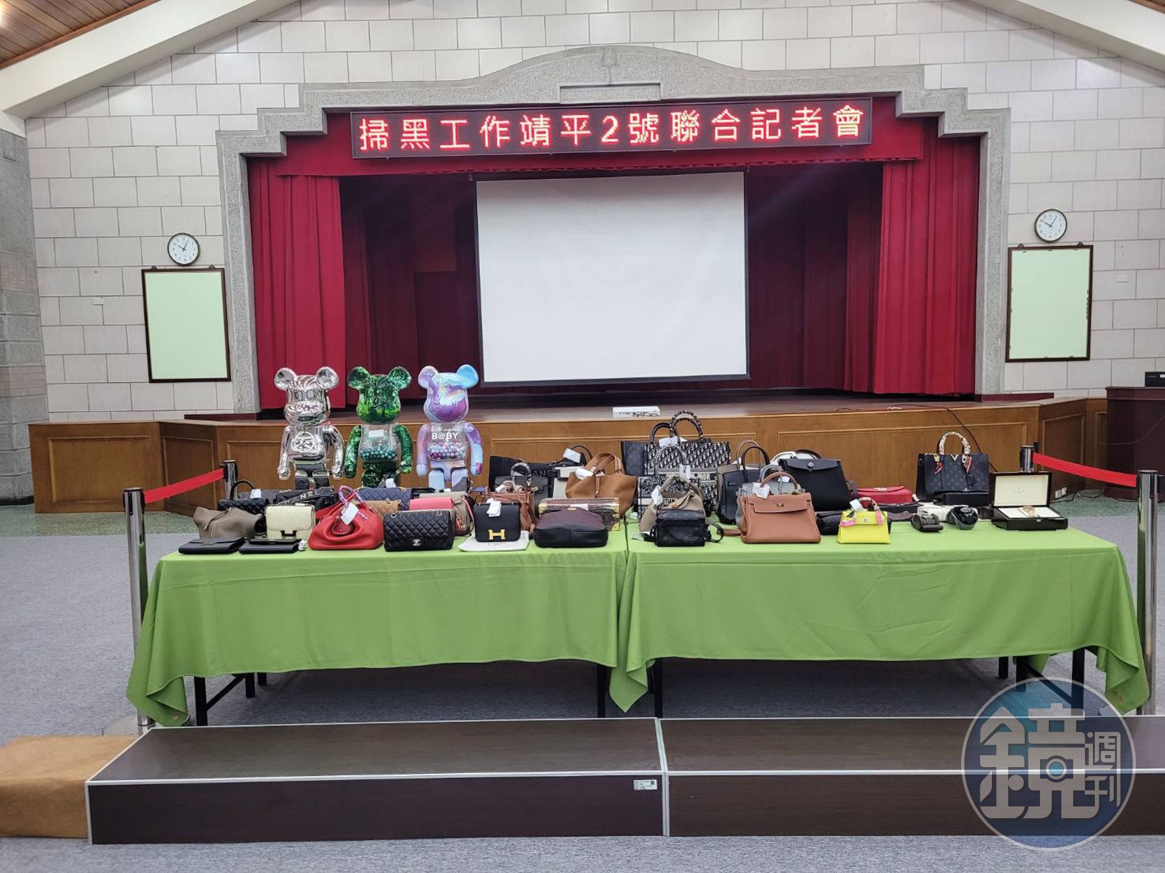 檢警查扣洗錢集團大批名牌包。（最高檢提供）