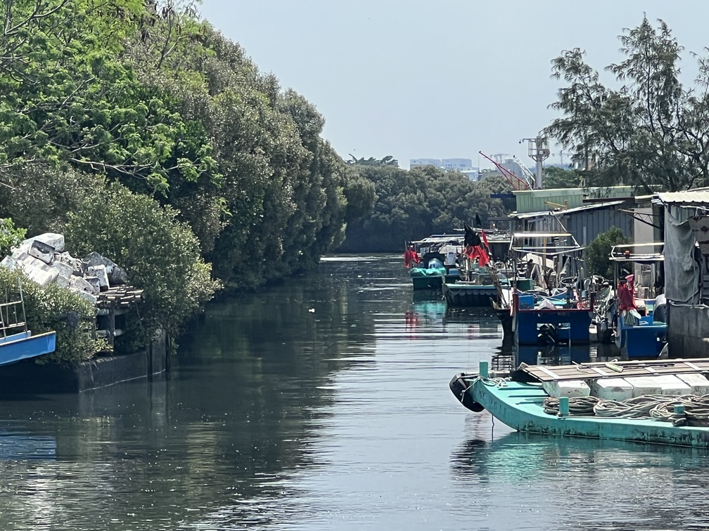 四鯤鯓位於河海交界，過去四鯤鯓碼頭為船隻往來繁忙的漁村碼頭。