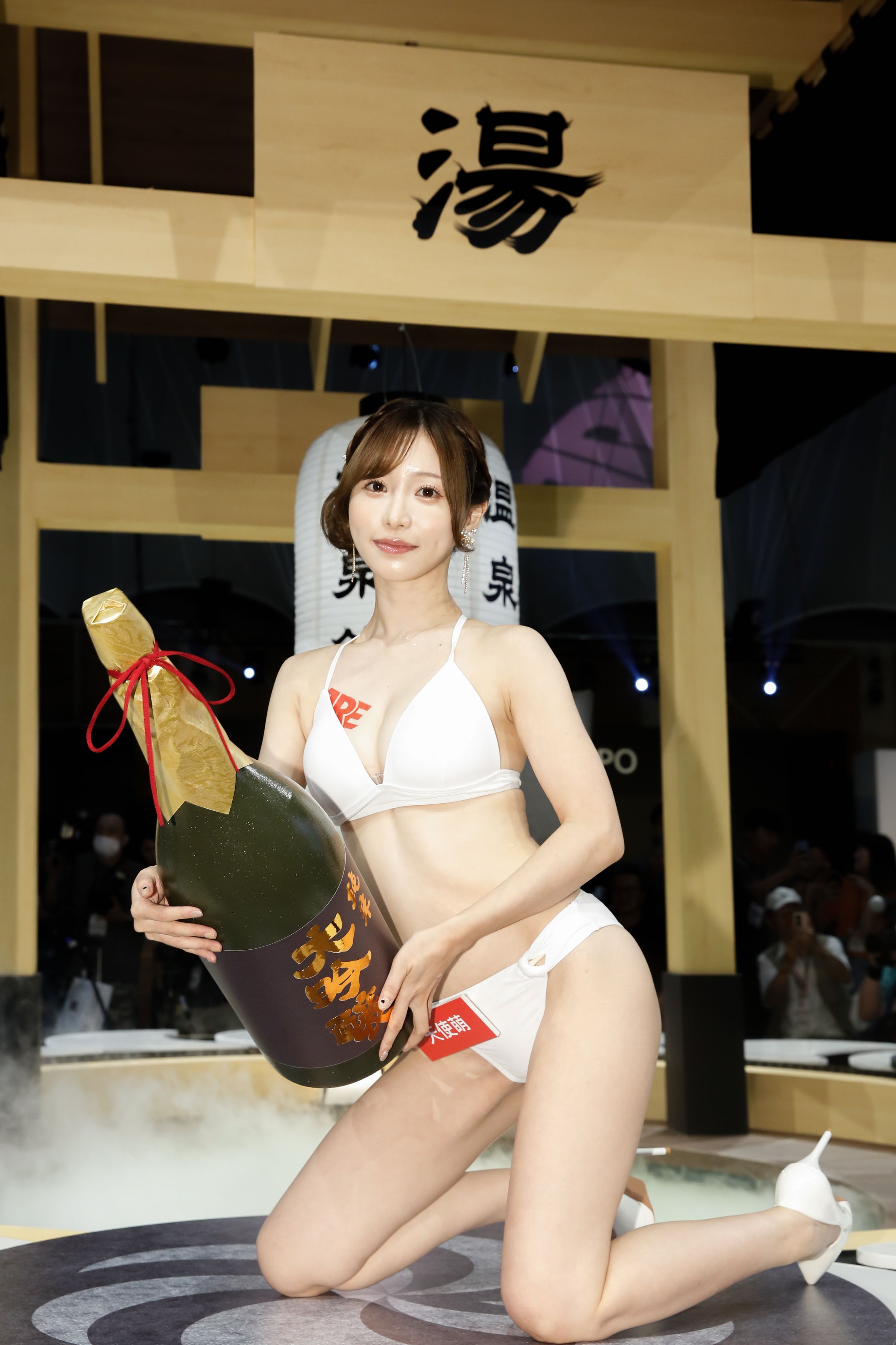 天使萌第二次參加成人展,拍照擺姿勢非常自然熟練。