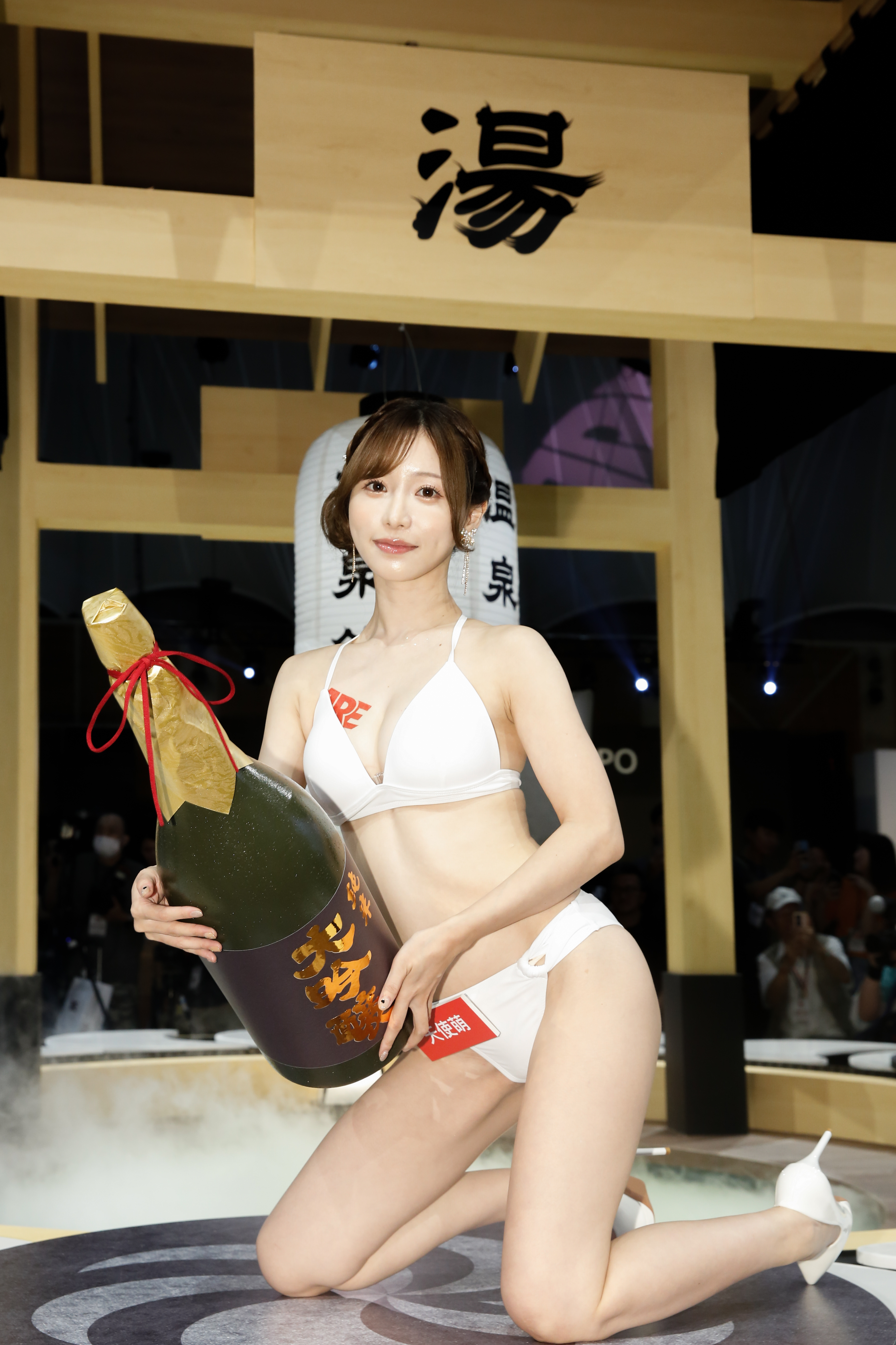 天使萌第二次參加成人展,拍照擺姿勢非常自然熟練。