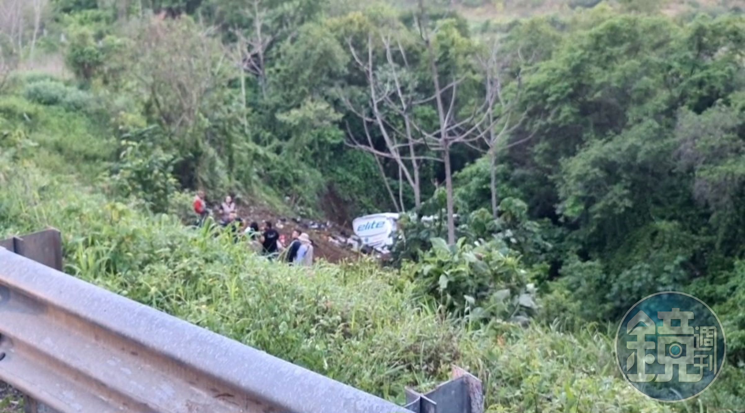 墨西哥發生巴士失控墜落深谷意外,目前已造成至少15人死亡、21人受輕重傷。(翻攝自推特)