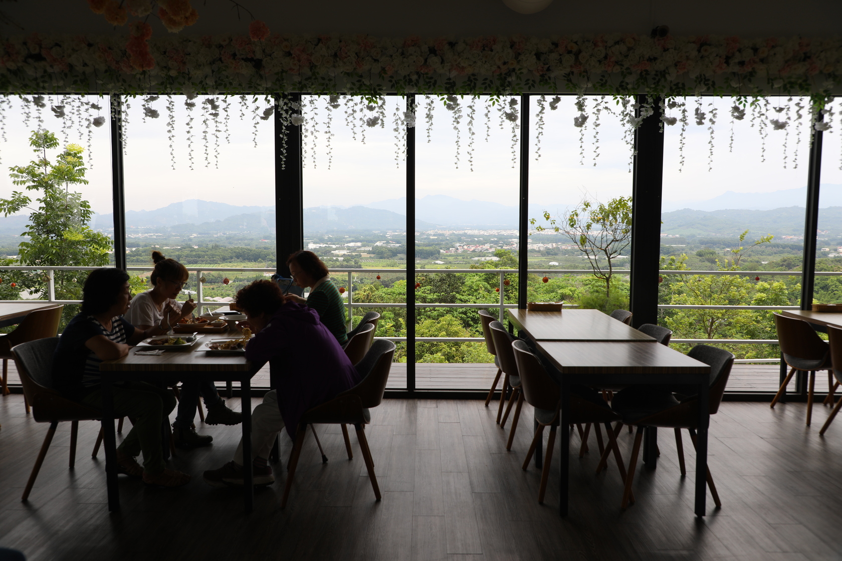 「魔法森林」用餐能欣賞玉井市區遠景和綠意山林。