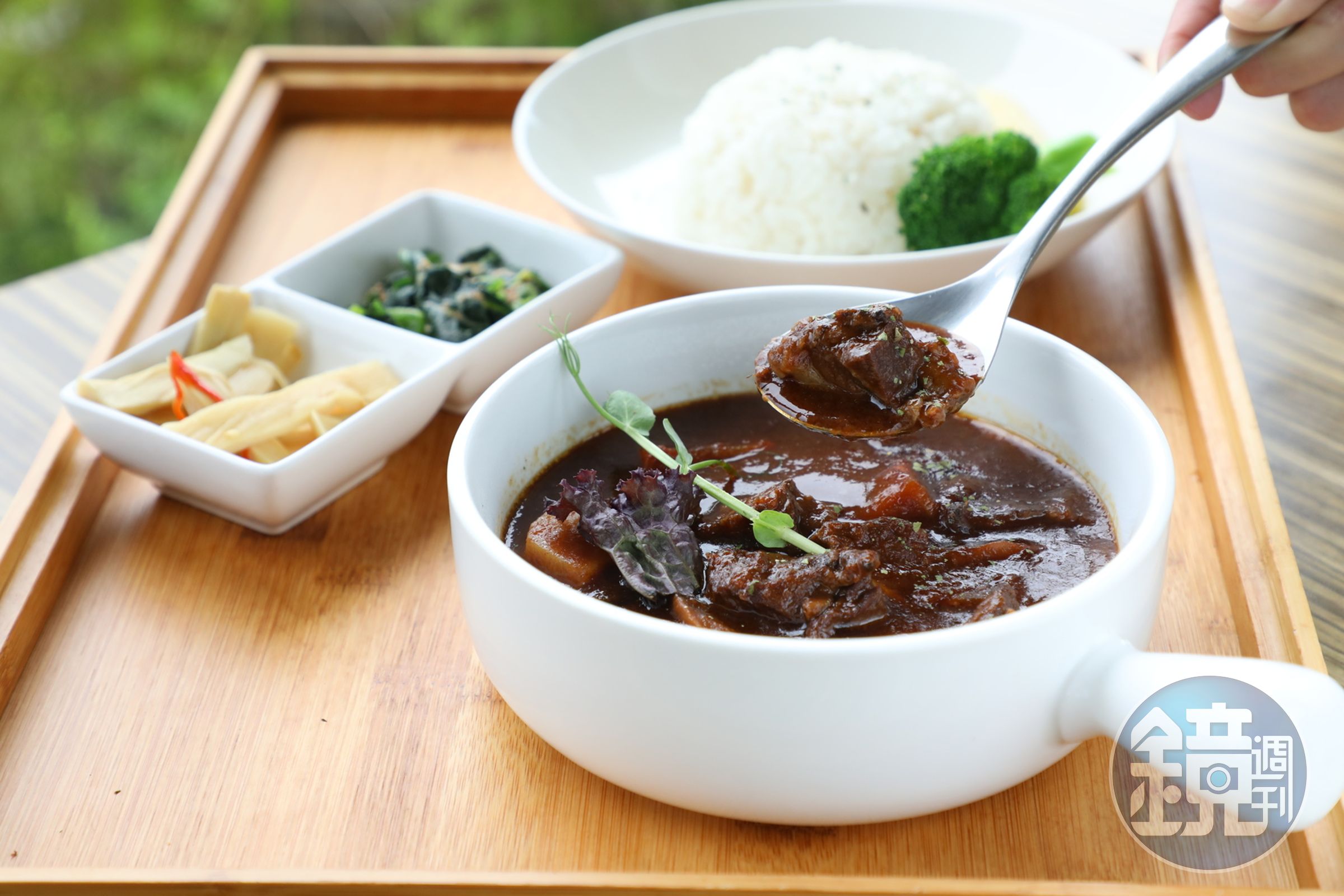 餐點選擇品項多元，圖為「紅酒燉牛肉飯」。（340元／份）