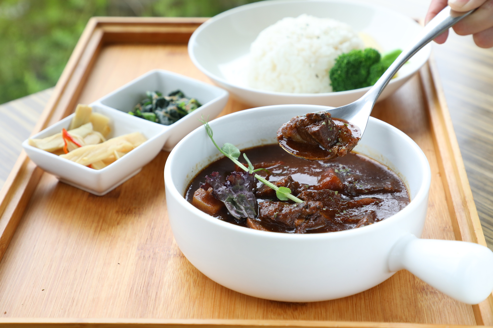 餐點選擇品項多元,圖為「紅酒燉牛肉飯」。(340元/份)
