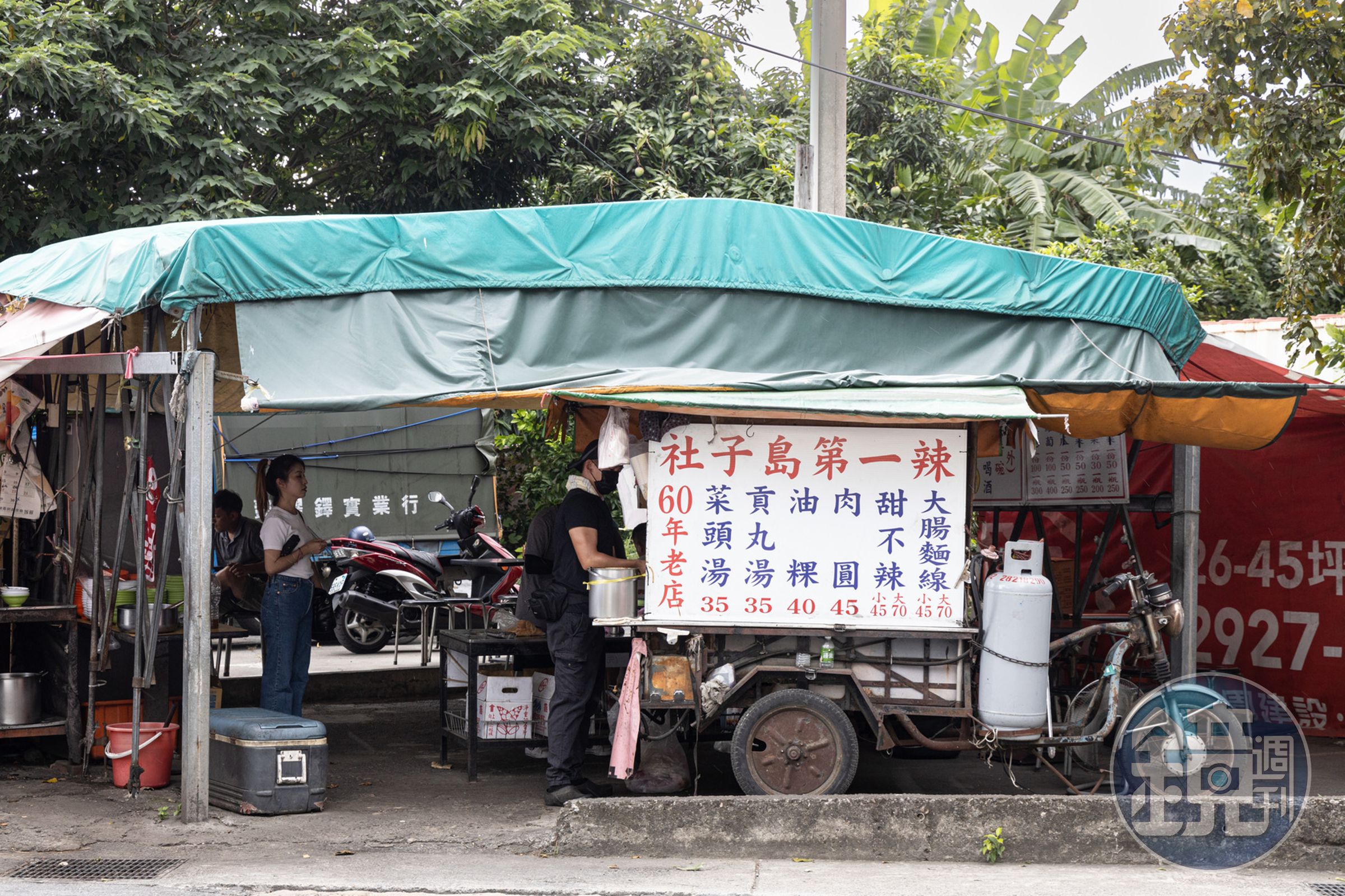 「社子島第一辣」數十年來店面僅以小攤車與帳篷搭建。