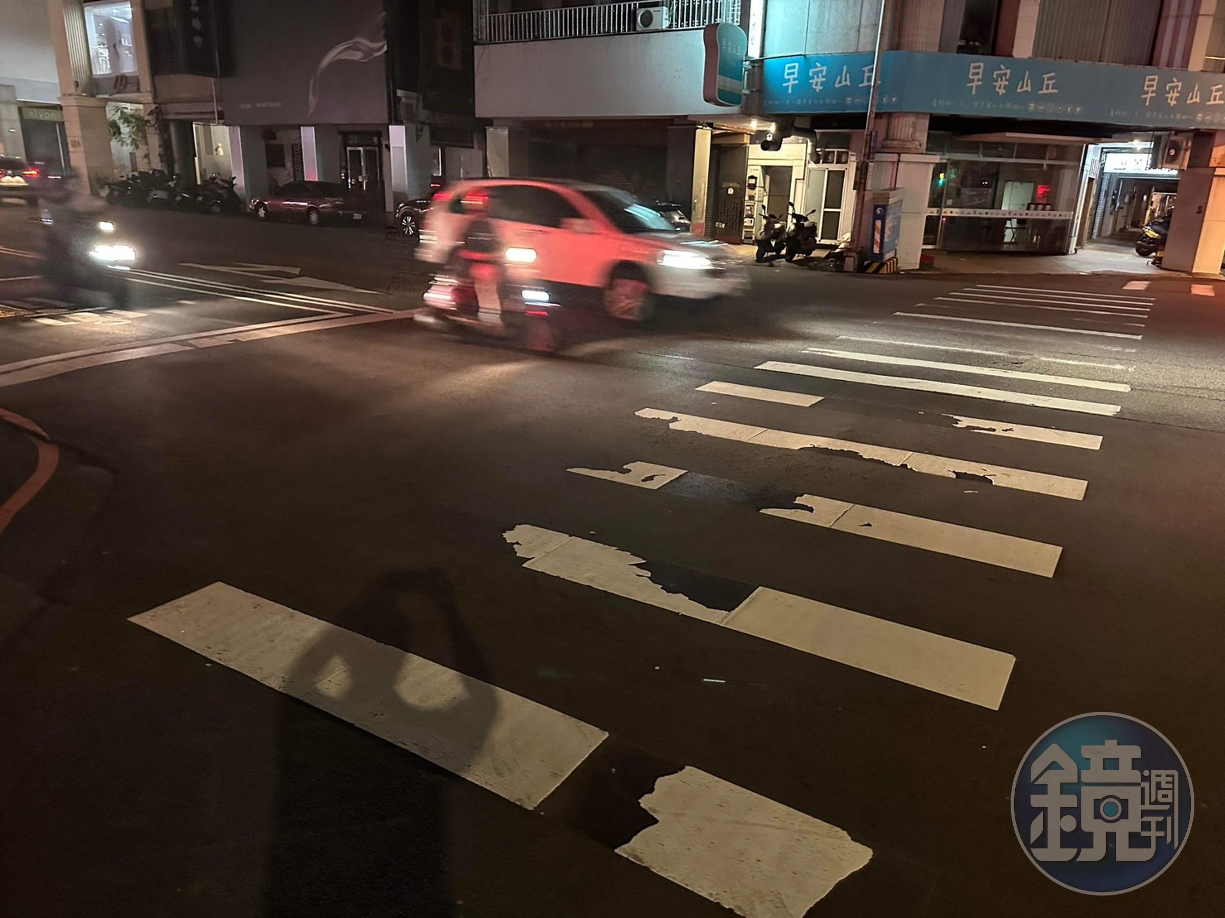 台中市中區成功路三民路口的斑馬線,竟然在大雨過後「漂走了」。(翻攝自黃守達臉書)