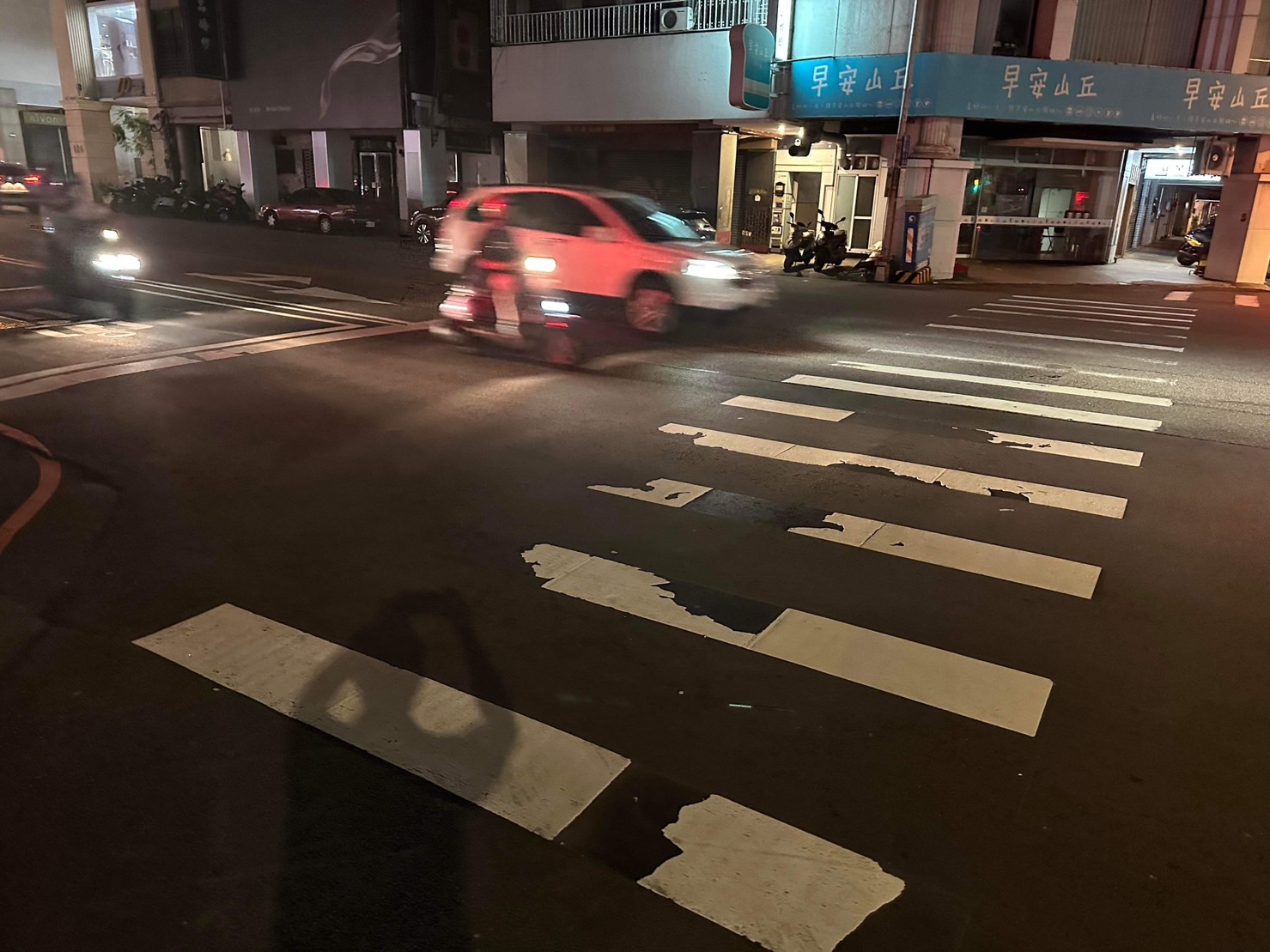 台中市中區成功路三民路口的斑馬線，竟然在大雨過後「漂走了」。（翻攝自黃守達臉書）