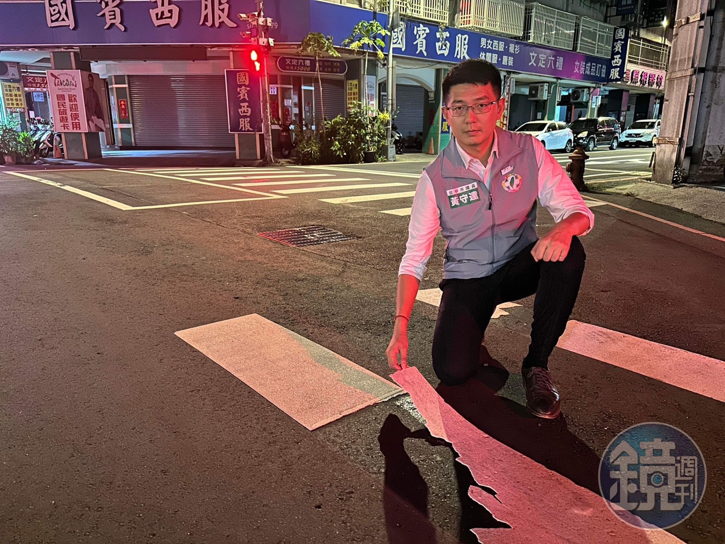 黃守達到現場勘查後發現,原先民眾拍攝的移位標線已經失蹤,且殘存的標線還能整塊掀起來,剝落的狀況也越來越嚴重。(翻攝自黃守達臉書)
