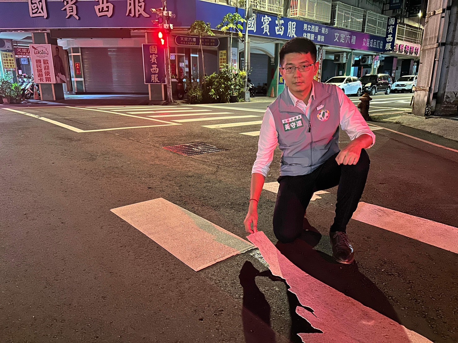 黃守達到現場勘查後發現，原先民眾拍攝的移位標線已經失蹤，且殘存的標線還能整塊掀起來，剝落的狀況也越來越嚴重。（翻攝自黃守達臉書）