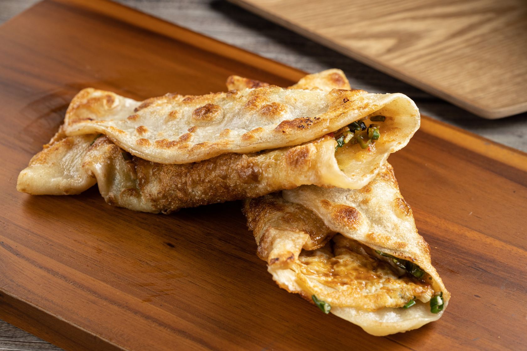 一份蔥油餅能有多好吃？不妨試試「社子第一好吃蔥油餅」。（25元／份，加蛋10元）