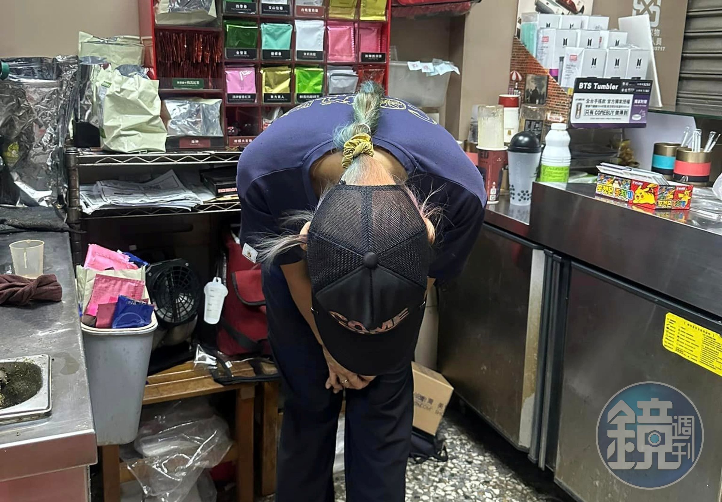 彰化一間飲料店因聯名飲料引來大批人潮購買，老闆娘忙了整整12小時，在地方社團鞠躬致謝鄉親。（翻攝自臉書社圖《彰化人大小事》）
