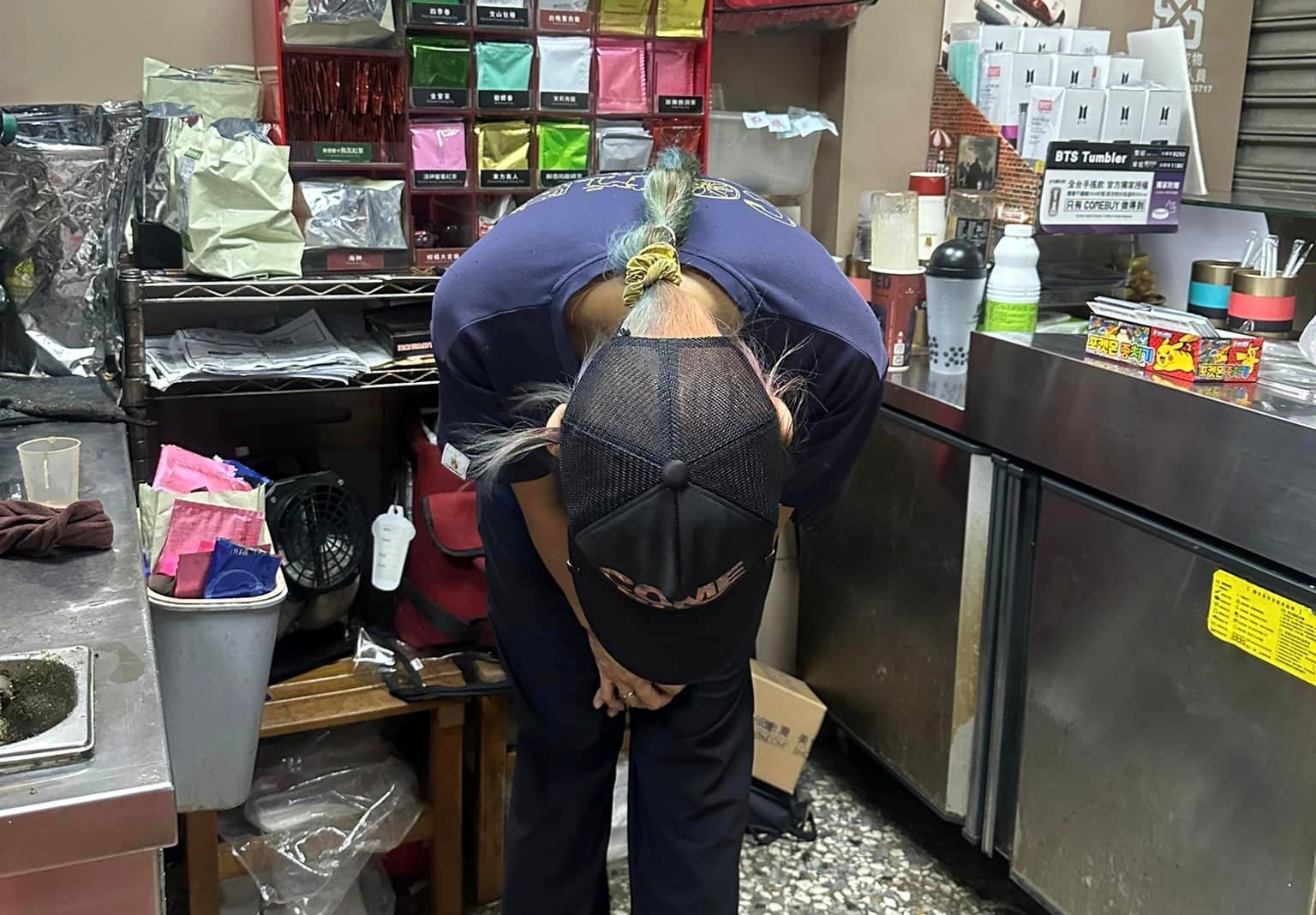 彰化一間飲料店因聯名飲料引來大批人潮購買，老闆娘忙了整整12小時，在地方社團鞠躬致謝鄉親。（翻攝自臉書社圖《彰化人大小事》）