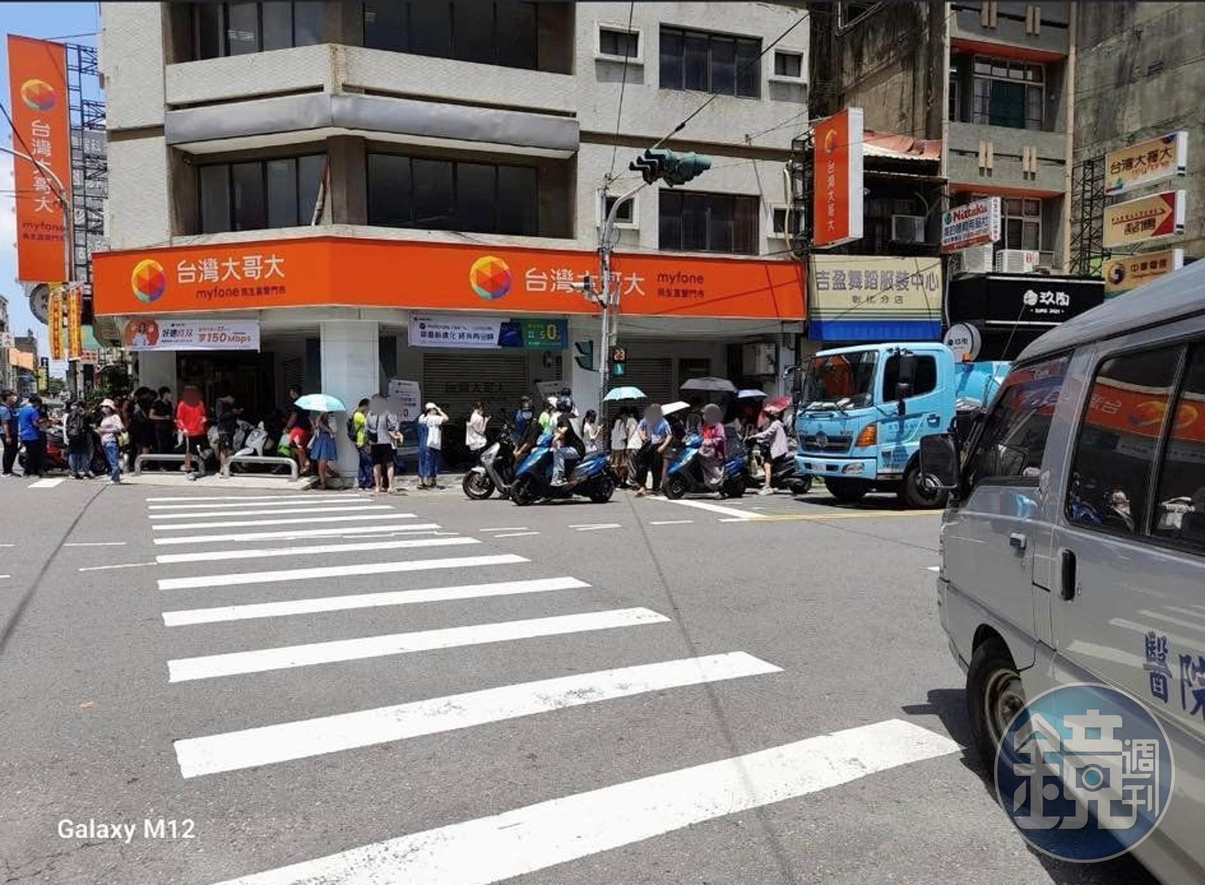 連鎖飲料店與電玩遊戲聯名活動本月1日開跑，引來民眾排隊搶購。（翻攝自臉書社團《彰化人大小事》）