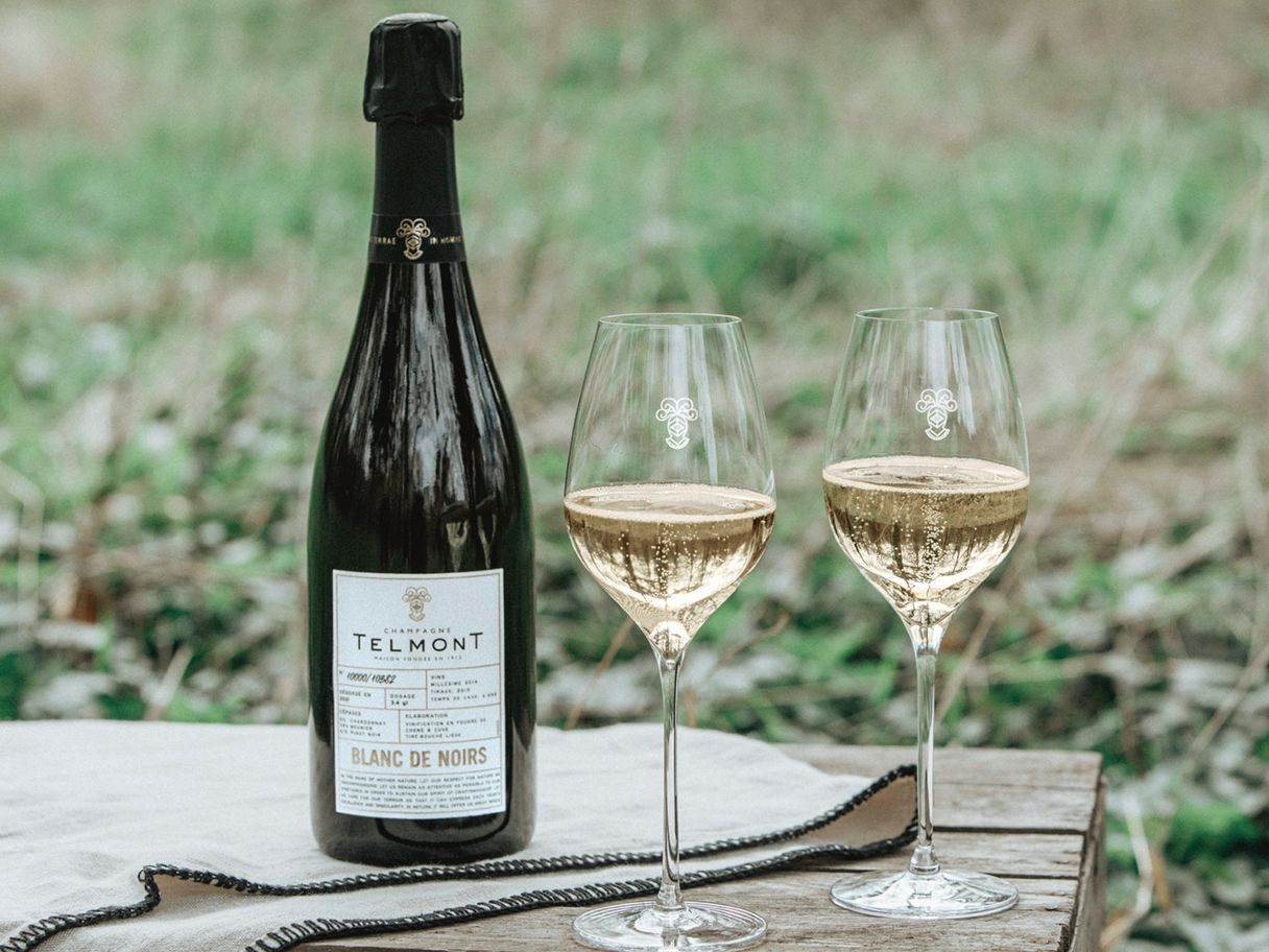 創立於1912年的TELMONT天夢香檳，於2021年加入「人頭馬君度」集團後進行大改款，設計文青風格酒標，以非常有質感的排版，條列清楚酒款釀製的各項條件，開始在香檳界走紅。