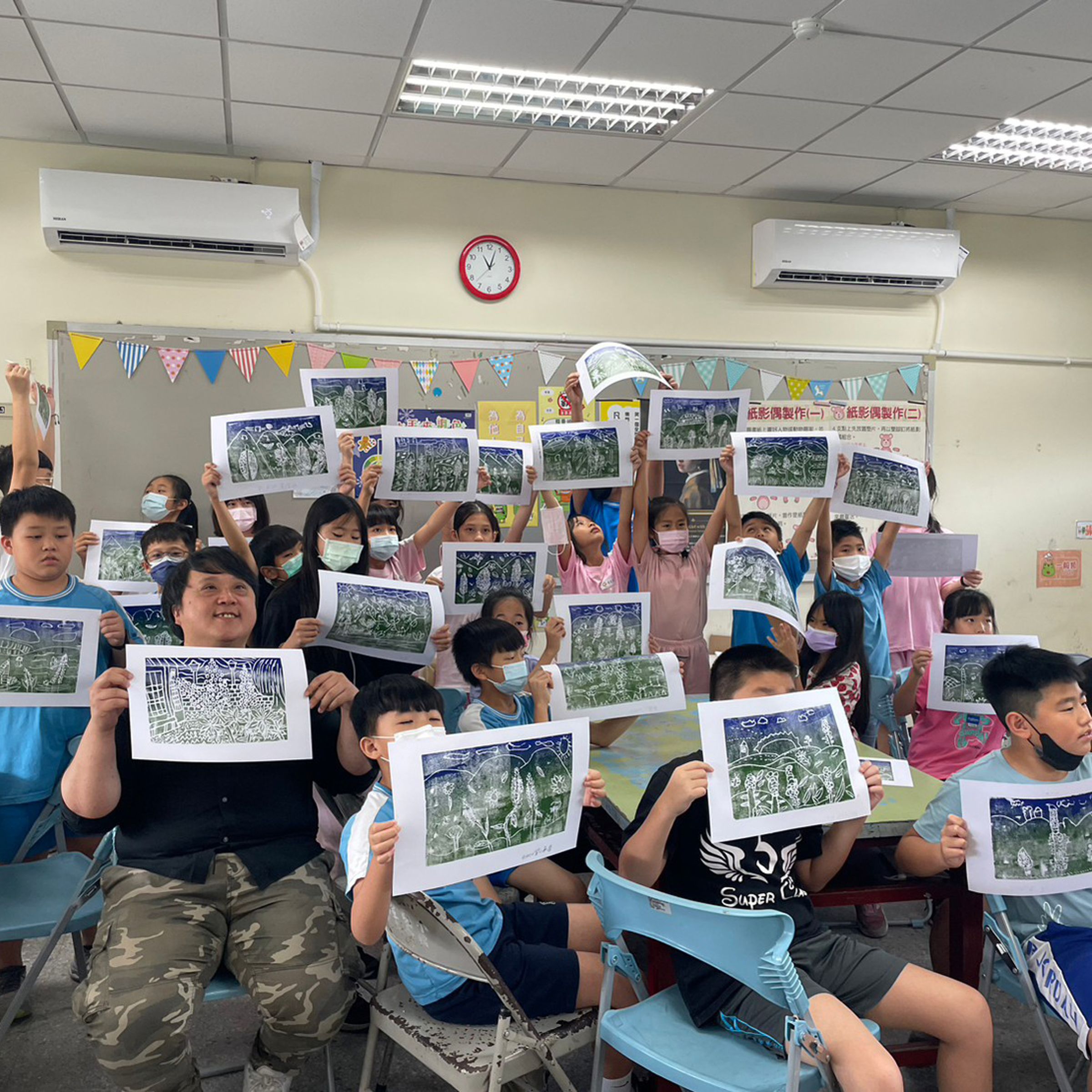 藝術家蘇盈蓁與龍潭國小以版畫共創作品《魯冰花文學花園》。