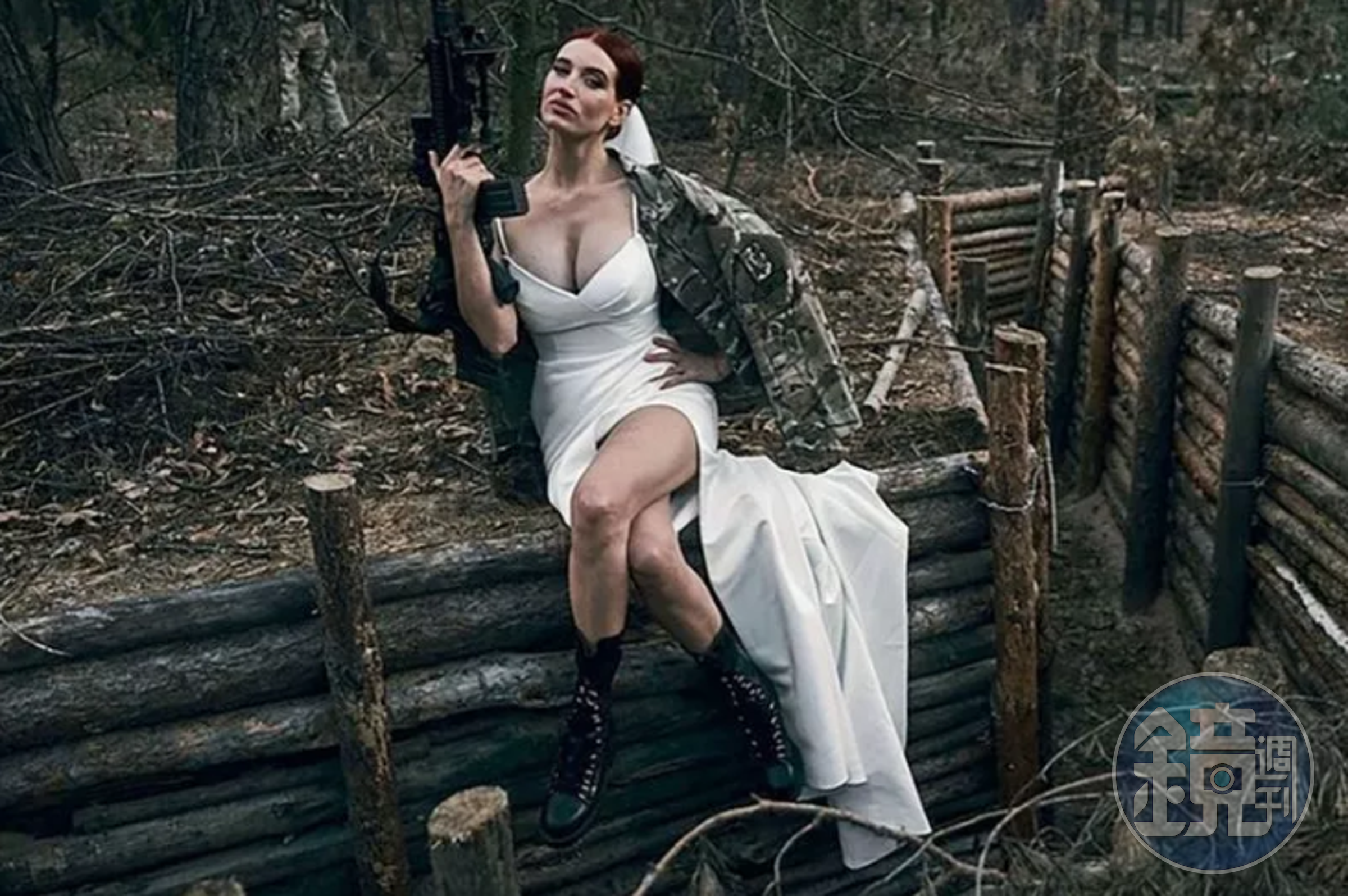 爆乳美女操真槍，成超狂狙擊手射爆敵人！一場烏俄戰爭讓她棄商從戎。（翻自《每日星報》）