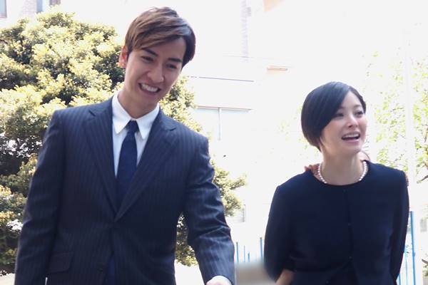 橘慶太(左)與松浦亞彌婚後從未公開同框,但曾被八卦週刊拍到一起出席小孩的幼稚園入學典禮。(翻攝自《女性自身》)
