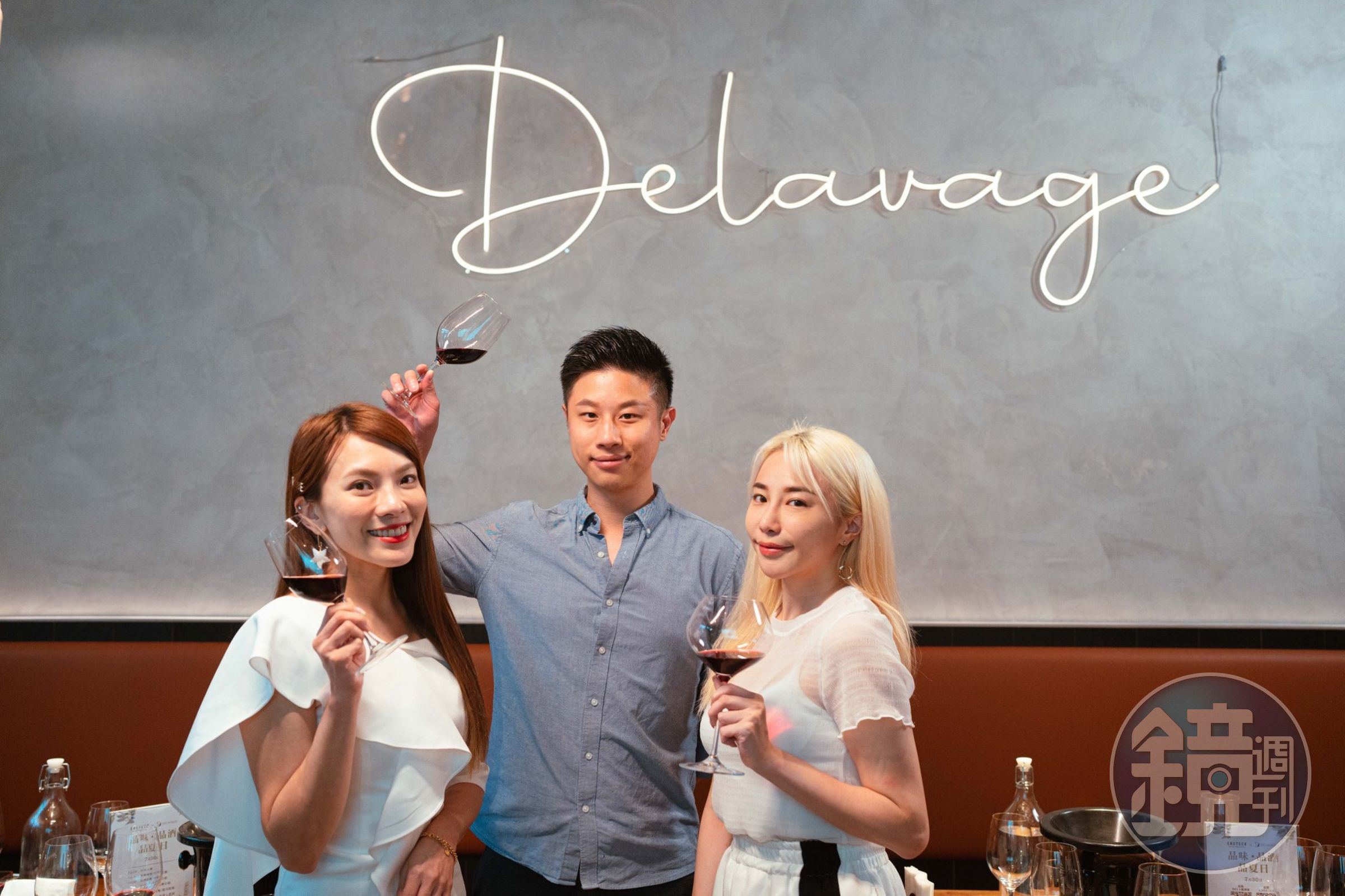 林珮瑩跟Dela餐酒館負責人葛永綸（中）一起品酒聊天。（ShaShin 提供）