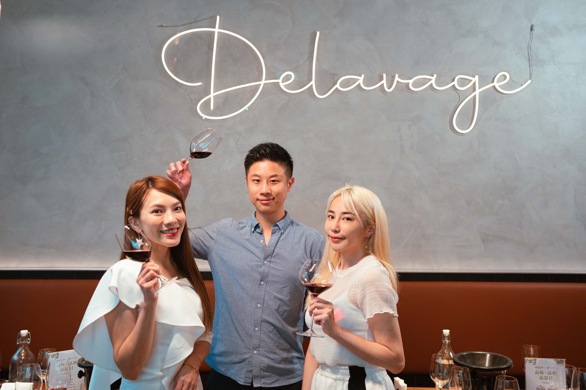 林珮瑩跟Dela餐酒館負責人葛永綸（中）一起品酒聊天。（ShaShin 提供）