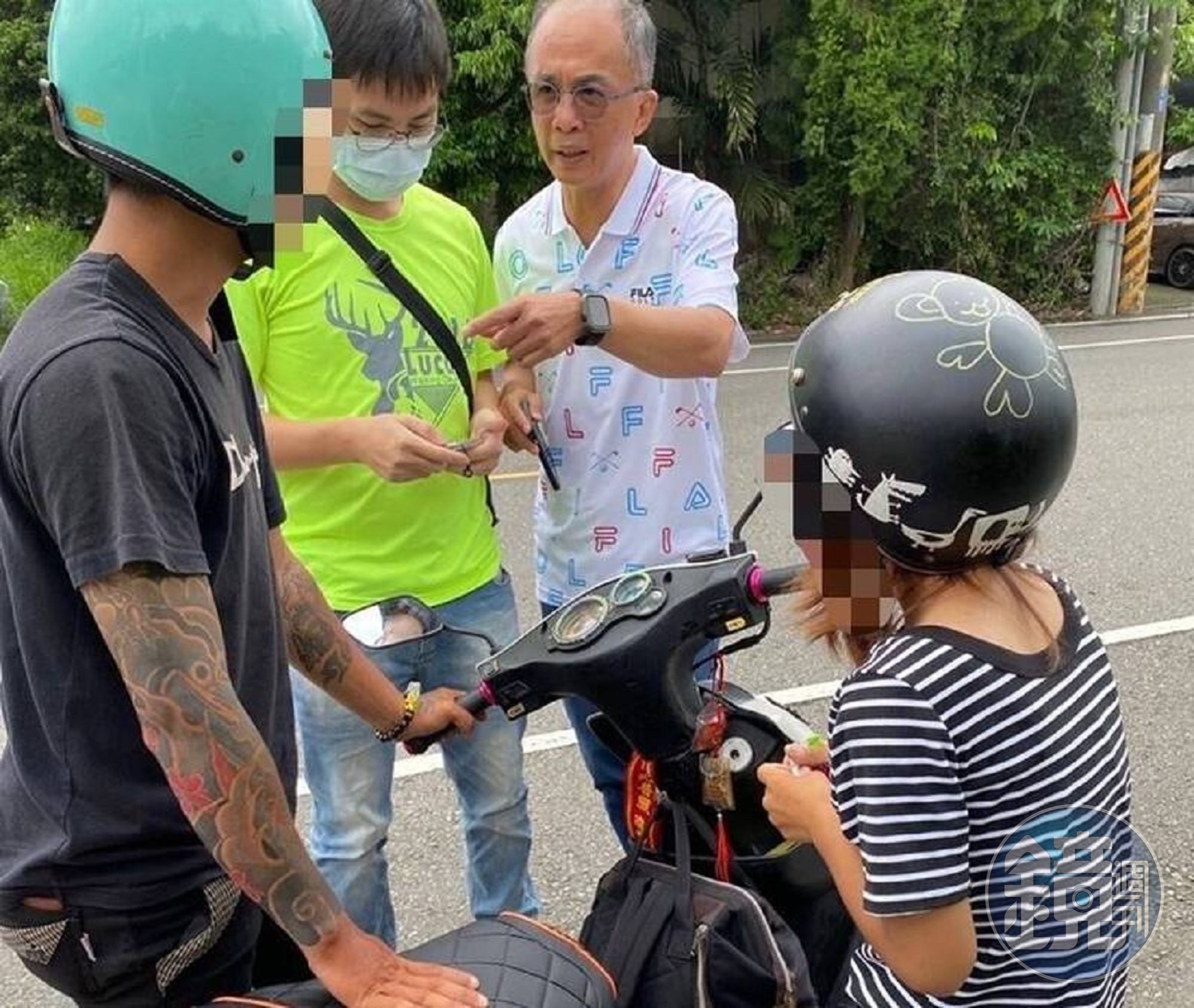 警方逮捕2名涉嫌搶走老翁戒指的犯嫌。（翻攝畫面）