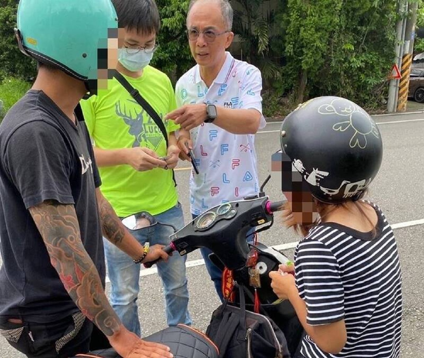 警方逮捕2名涉嫌搶走老翁戒指的犯嫌。（翻攝畫面）