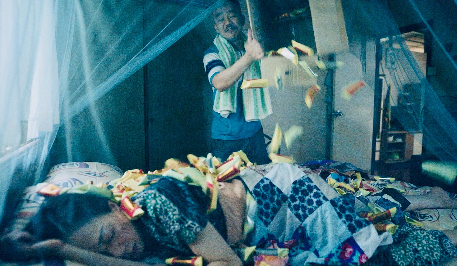 馬來西亞演員王竣在《五月雪》裡把冥紙灑在萬芳飾演的妻子阿英身上。（海鵬影業提供）