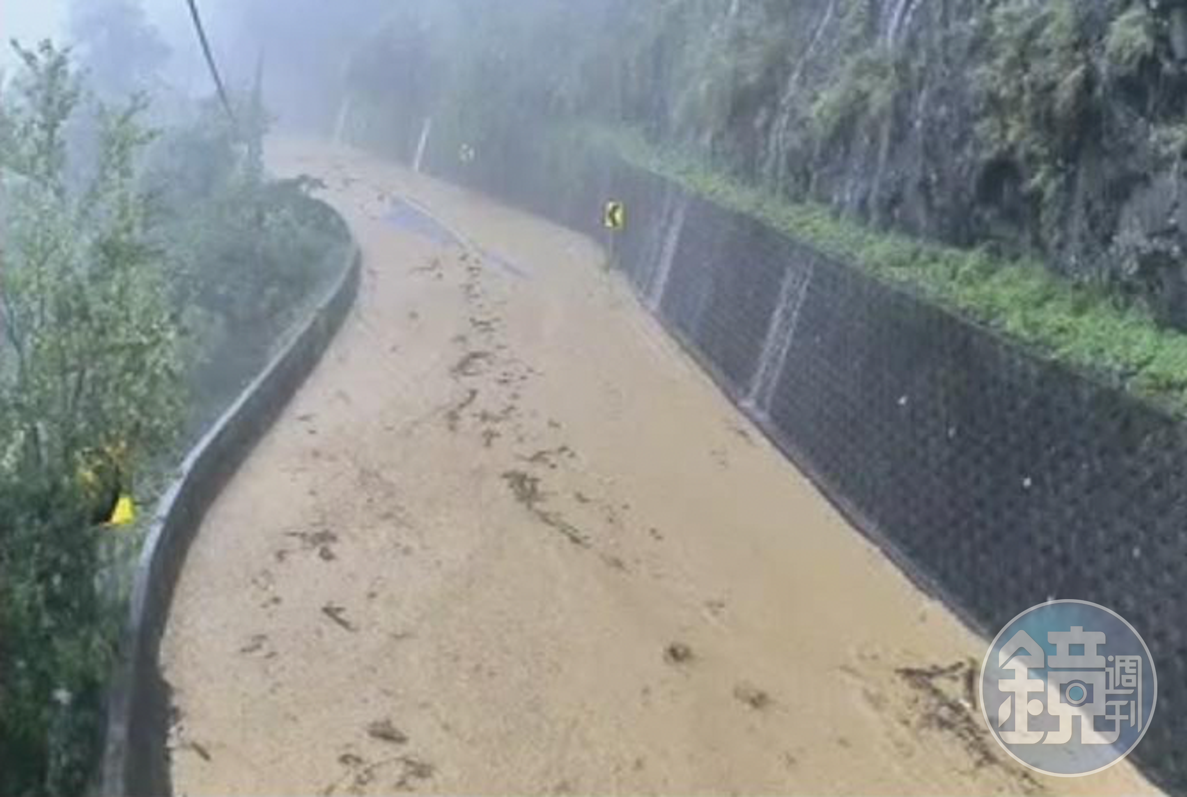氣象局針對南投縣發布超大豪雨特報，目前多處傳出災情。圖為台14線84K+950路況。（翻攝自中橫線路況臉書）