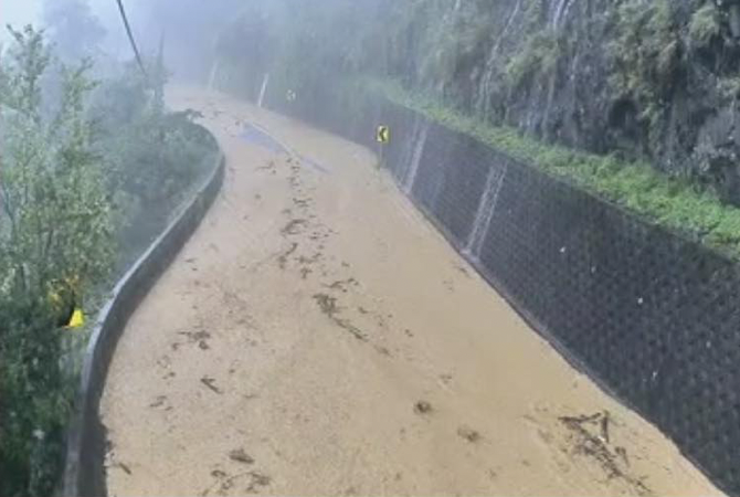 氣象局針對南投縣發布超大豪雨特報，目前多處傳出災情。圖為台14線84K+950路況。（翻攝自中橫線路況臉書）