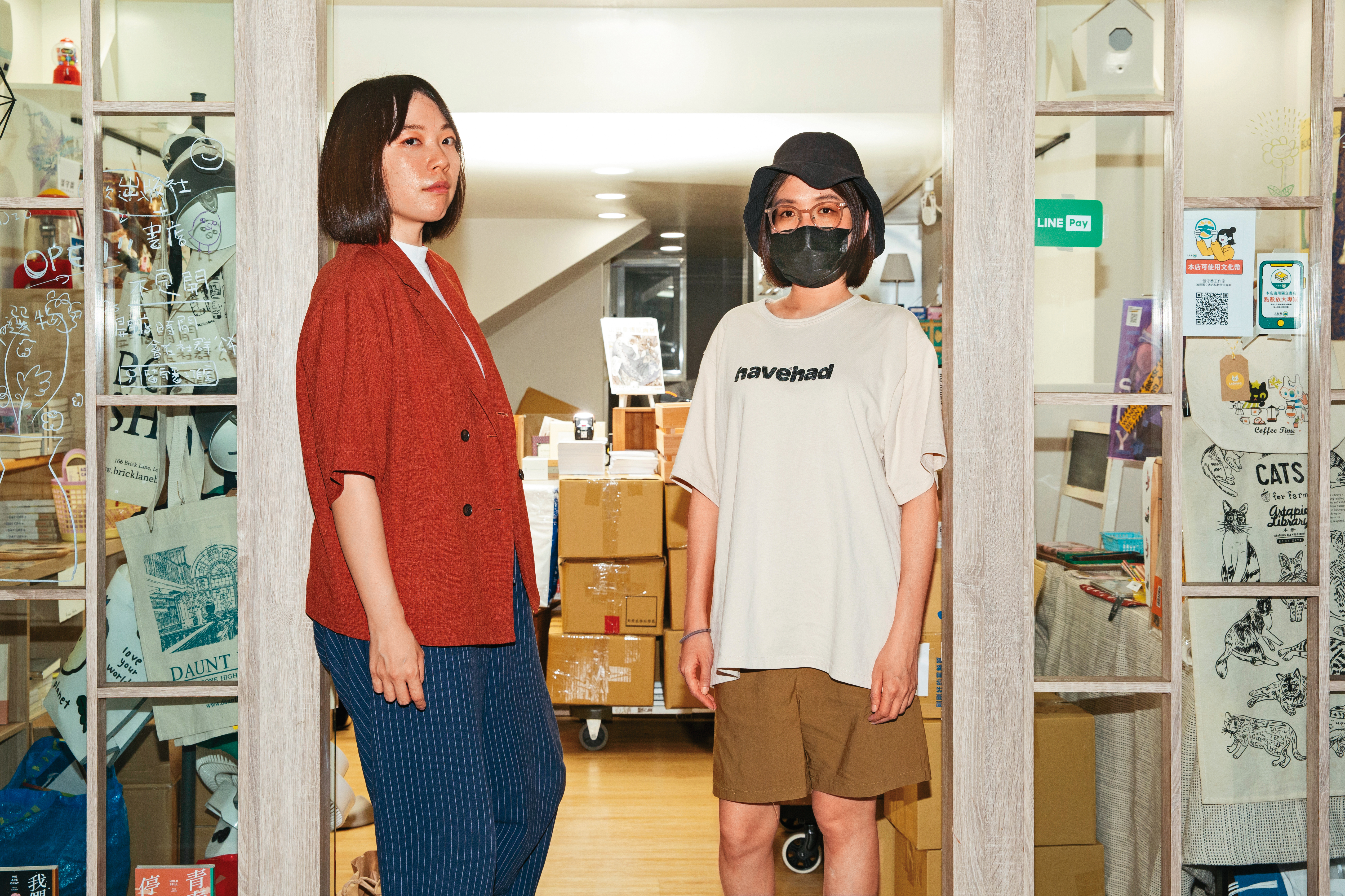 《Day Off》由留守番工作室總編輯黃思蜜（左）與漫畫家每日青菜（右）共同孵育，成功售出8種語言版權。