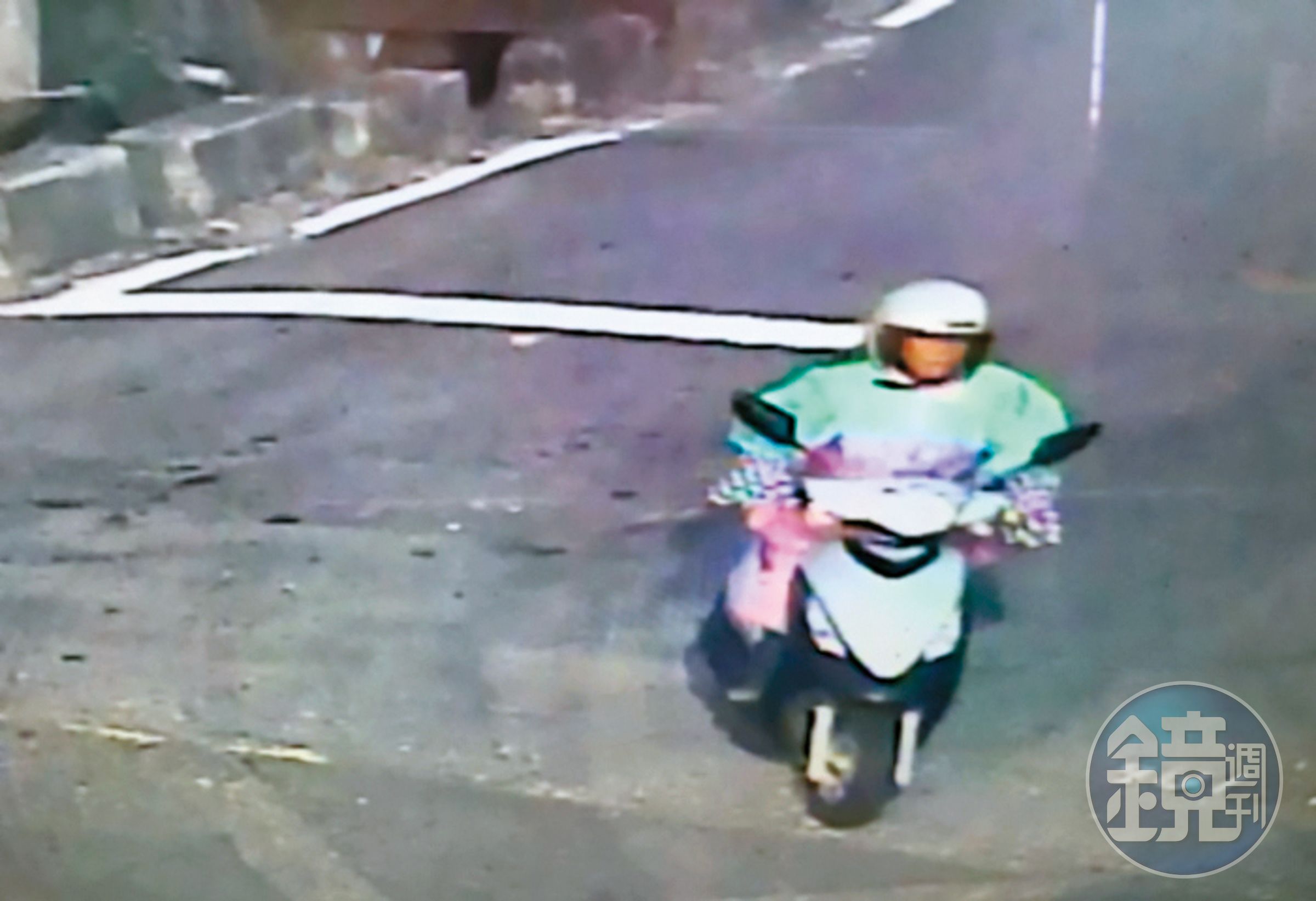 警方調閱監視器發現劉女穿著雨衣騎車的畫面,與目擊者指證情形相符。(翻攝畫面)