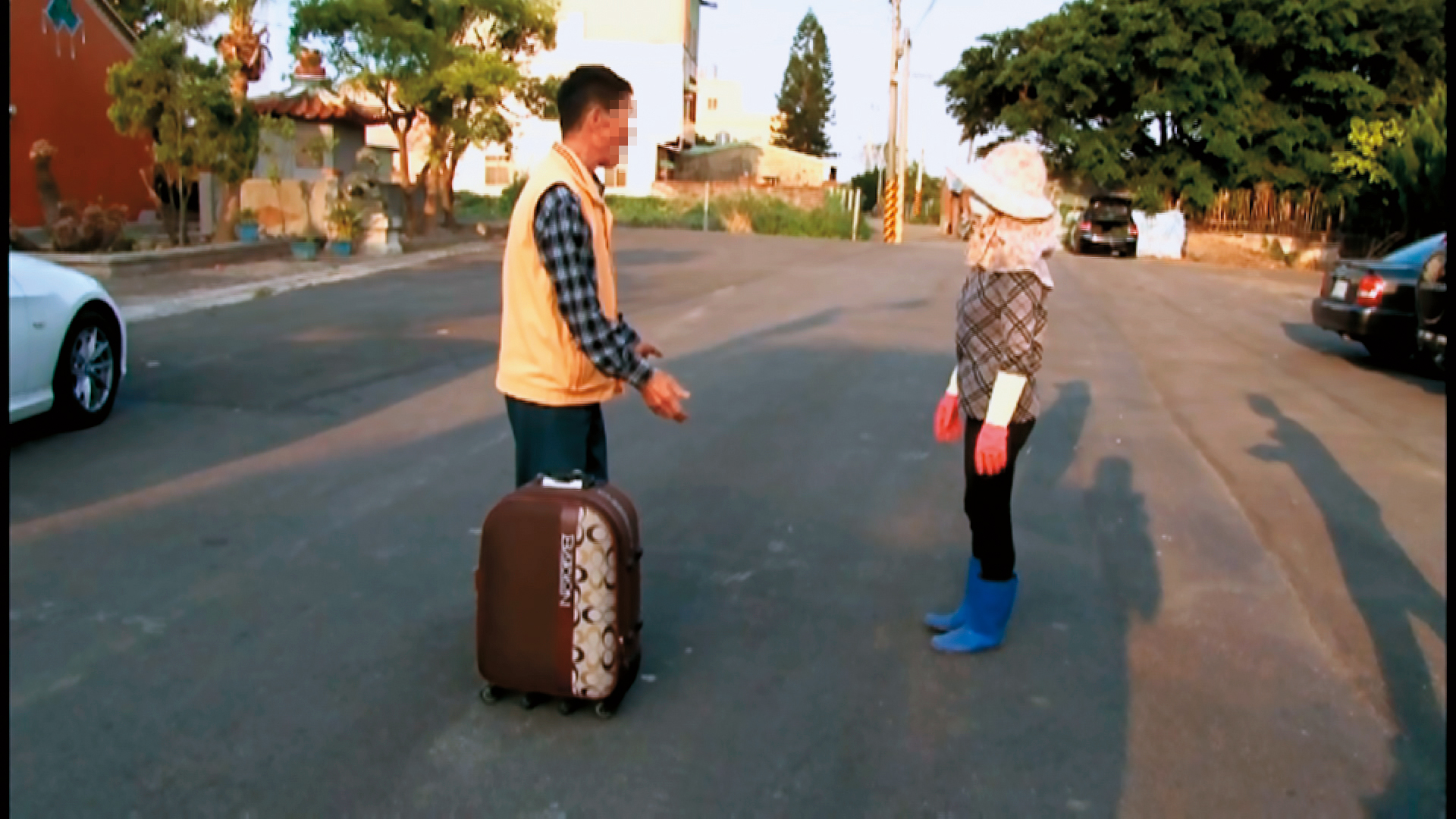 老鄰長（左）在案發前就辦到女兒家居住躲避劉女，對於堂嬸慘遭殺害也感到無奈。（東森新聞提供）