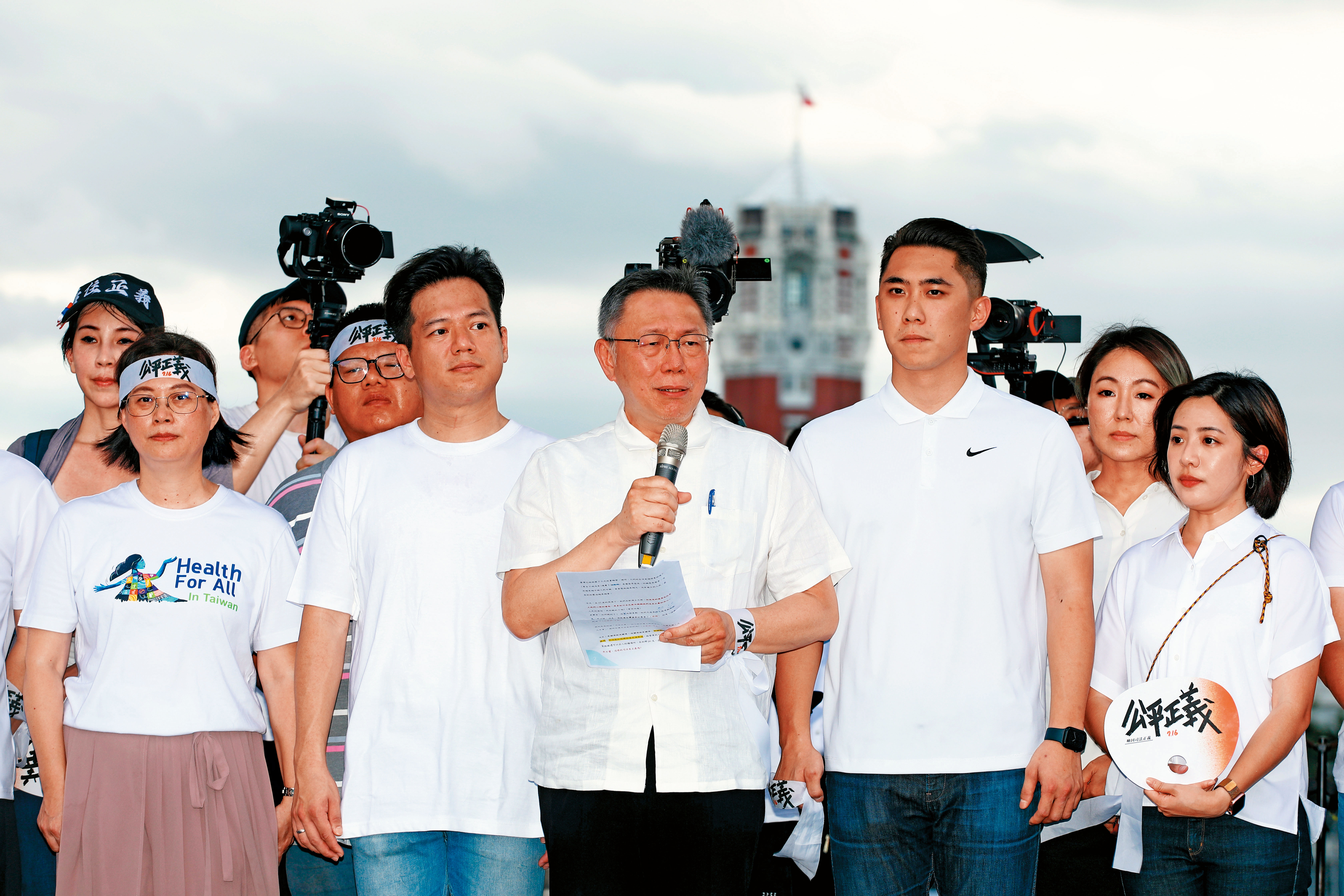 柯文哲716凱道集會一句「台灣經歷3次政黨輪替，有比以前過得更好嗎？」表露藍白合並非白營選項的心跡。