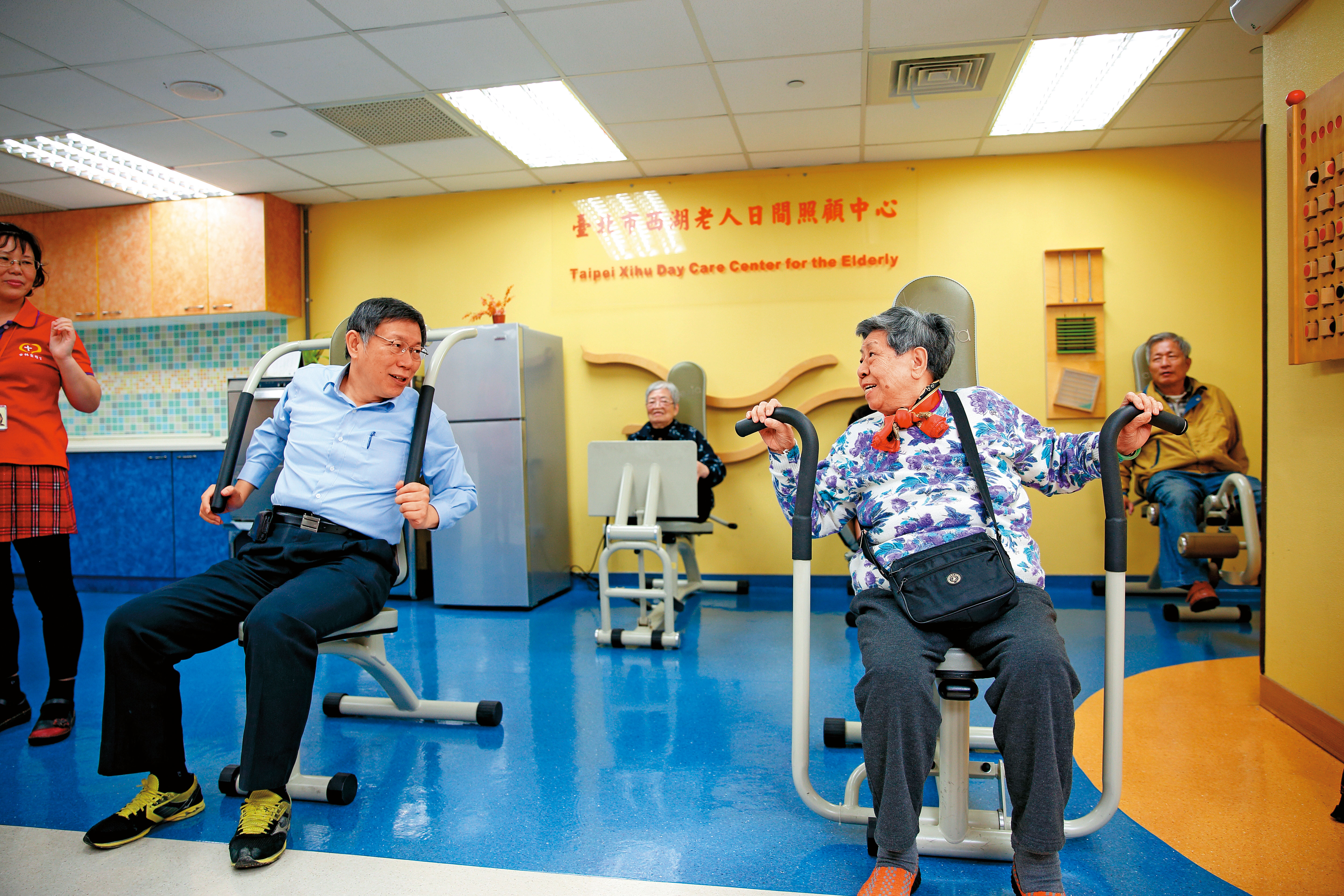 搶救年長族群選票，柯文哲（左）將祭「孫子兵法」，號召兒孫輩選民當自己分身，增加長者好感度。