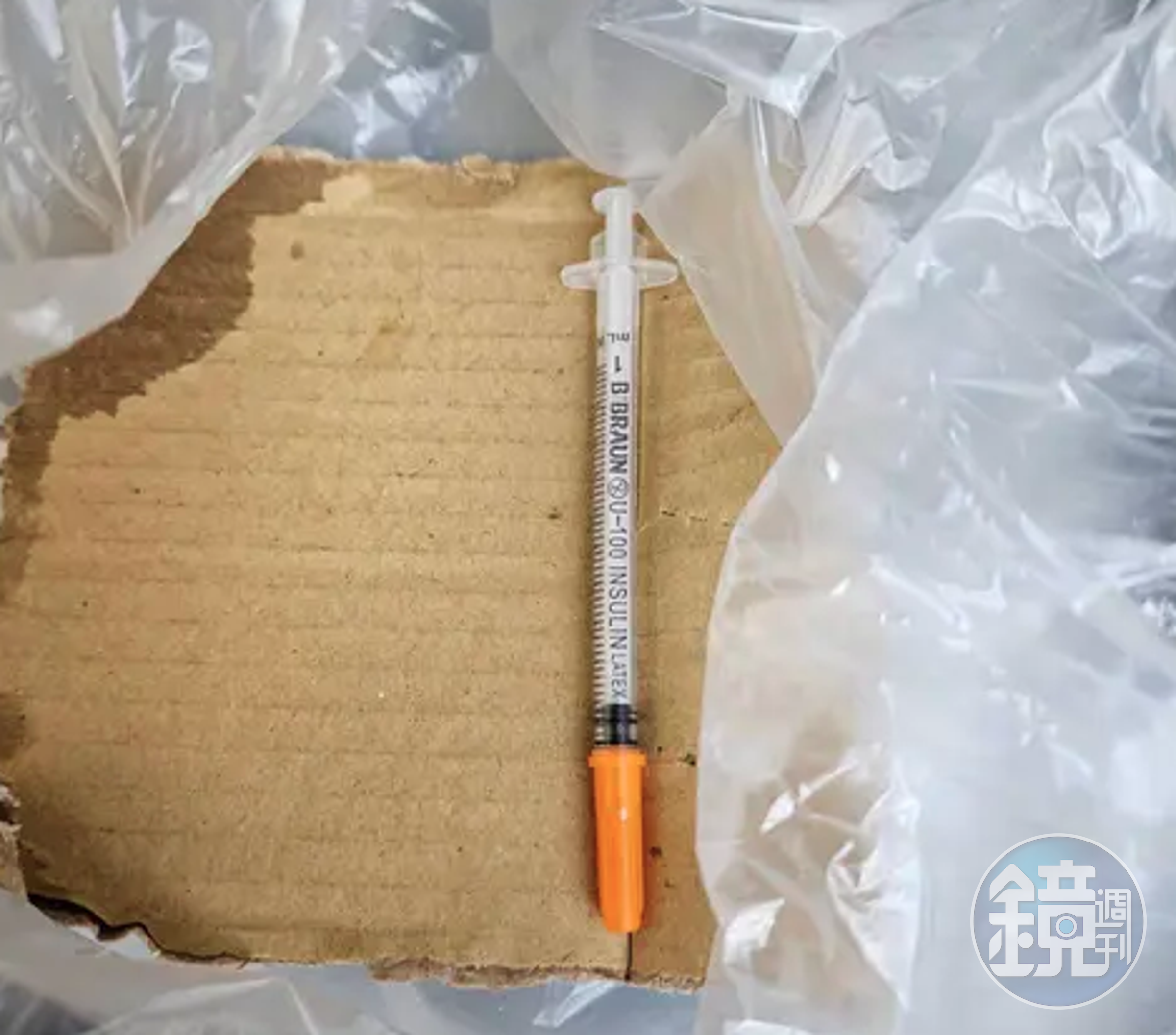 一名男子3日搭乘台鐵自強號自台東前往新左營站時,意外遭到藏在椅縫中的針筒扎傷。(翻攝自《Dcard》)