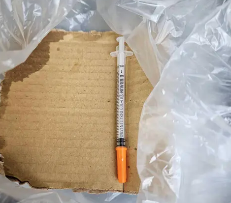 一名男子3日搭乘台鐵自強號自台東前往新左營站時，意外遭到藏在椅縫中的針筒扎傷。（翻攝自《Dcard》）