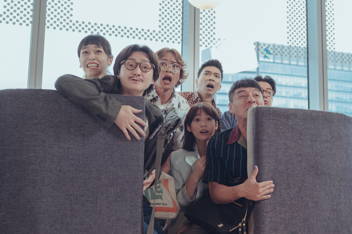 《他馬克老闆》整個故事背景設在一間公司內，有相當多演員客串演出。（華映提供）