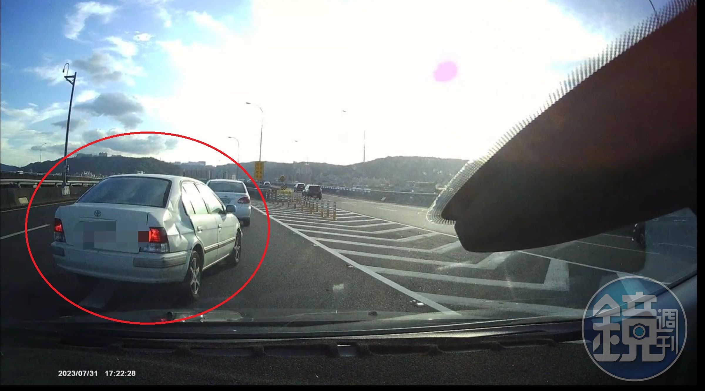 PO網駕駛發現違規轎車右側車身凹損,開酸「車會長那樣不是沒有原因的」。(翻攝畫面)