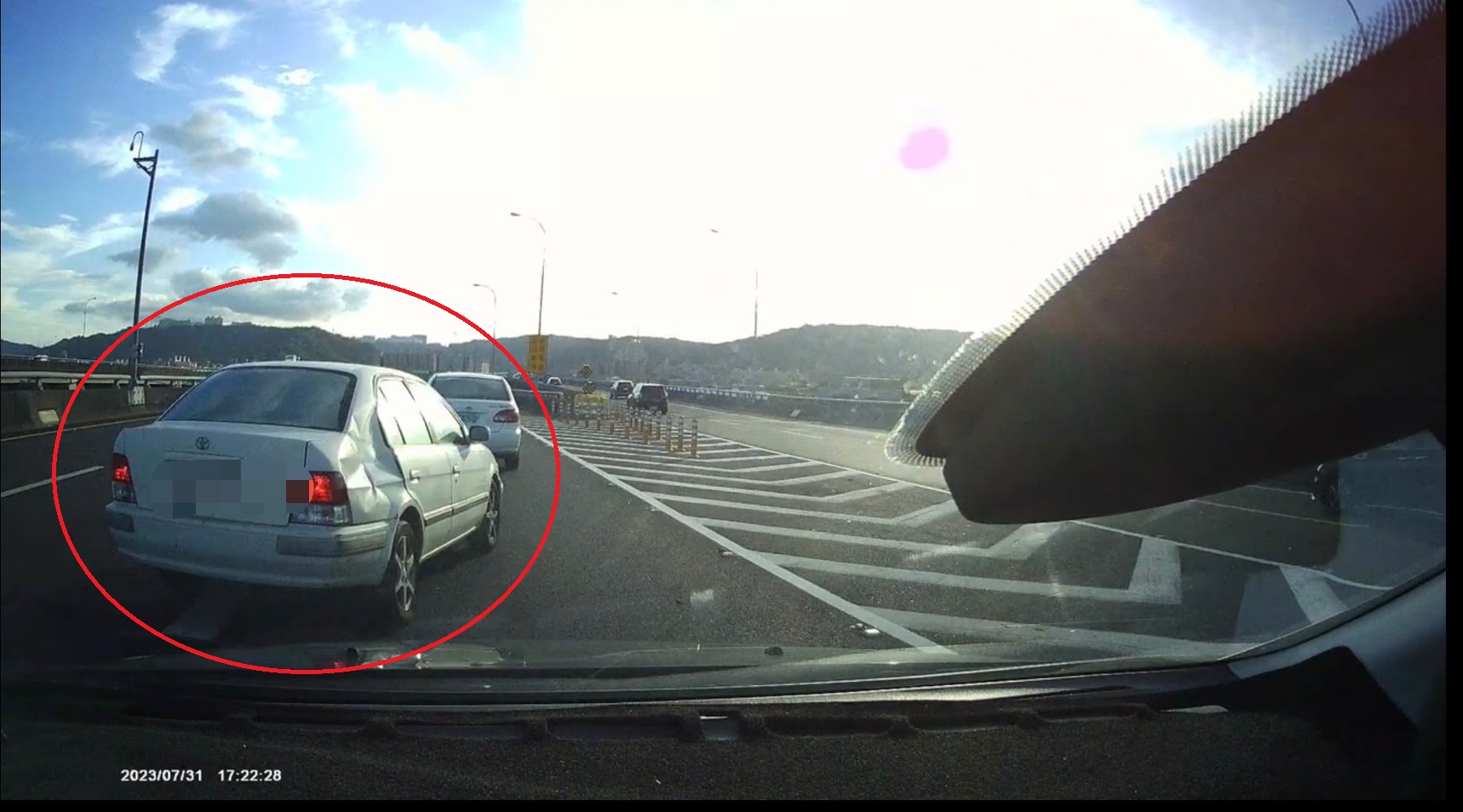 PO網駕駛發現違規轎車右側車身凹損,開酸「車會長那樣不是沒有原因的」。(翻攝畫面)