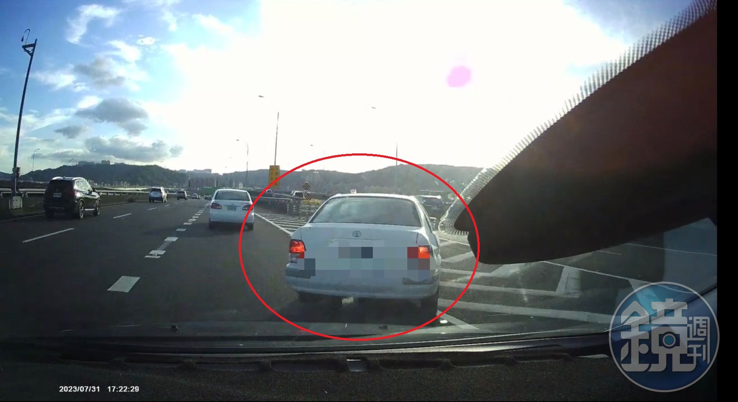 小轎車疑似錯過交流道,竟鬼切搶道,跨越槽化線離去。翻攝畫面