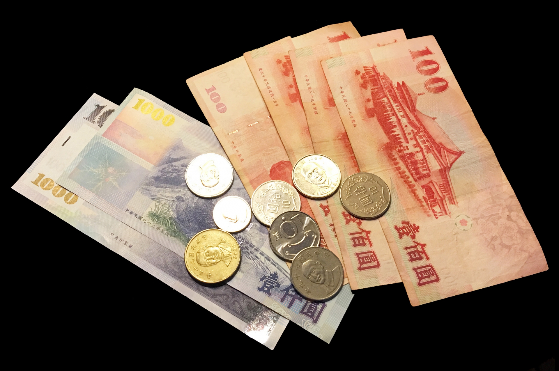 網友好奇討論超商捐款箱竟有人大方捐紙鈔，驚嘆實在大方。（示意圖，photoAC）