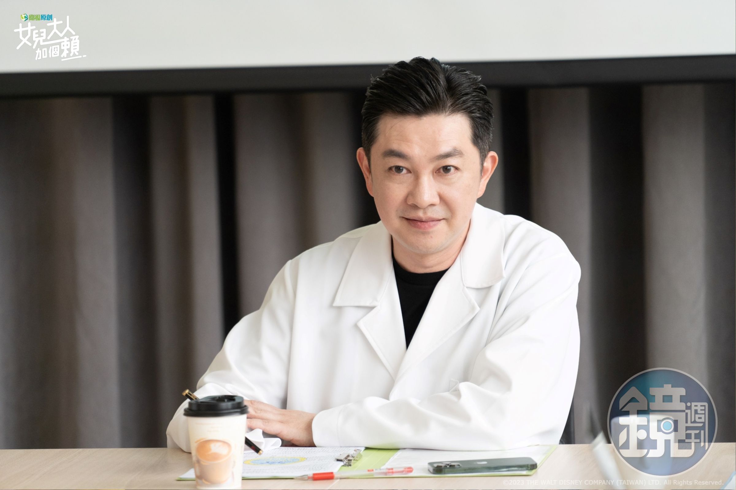 在《女兒大人加個賴》劇中李明川飾演醫院院長自費梳油頭。（衛視原創提供）